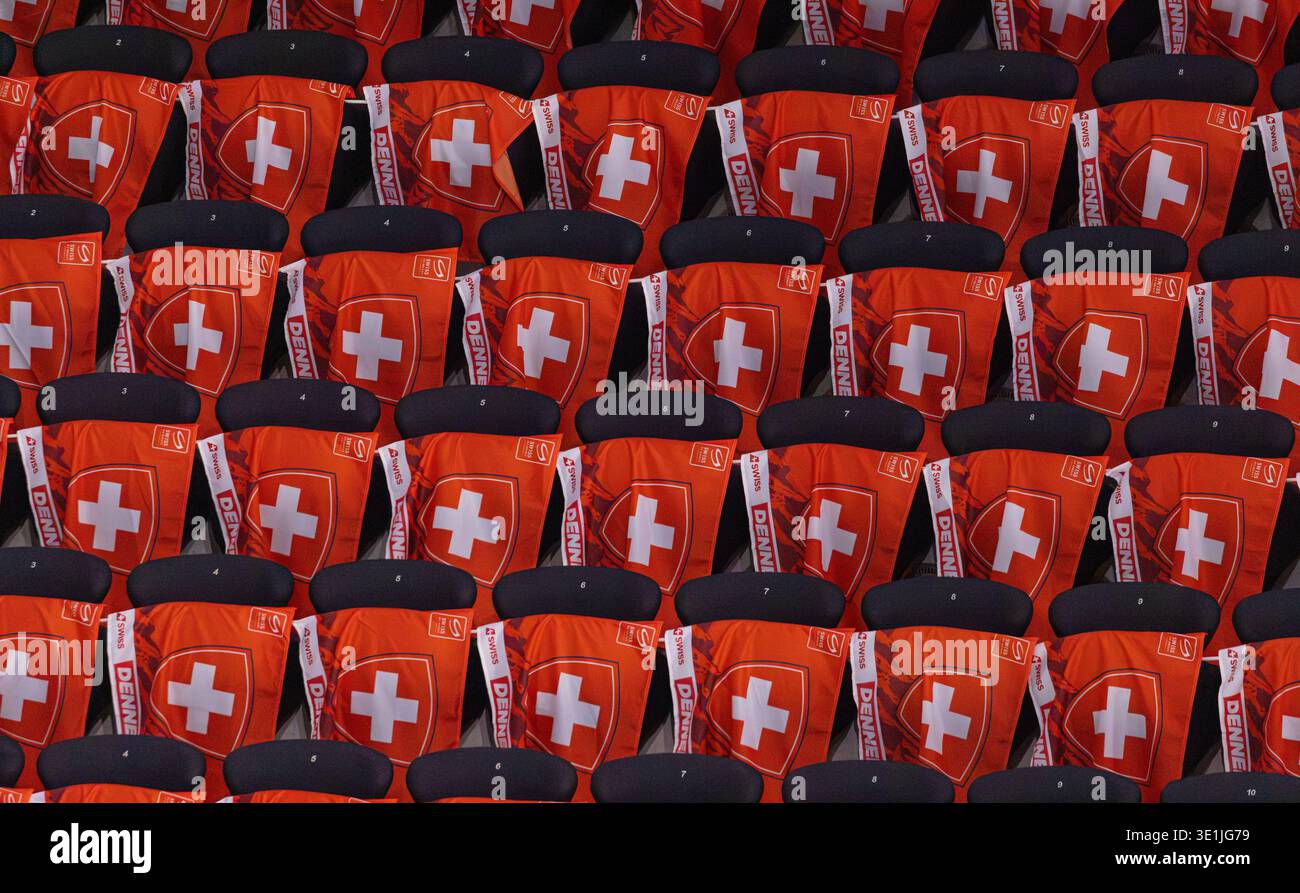 Zürich, Schweiz, 13. Dezember 2025: Schweizer Fahnen mit Werbung für den Discounter Denner sind bereits in der Swiss Life Arena für das Gam vorhanden Stockfoto
