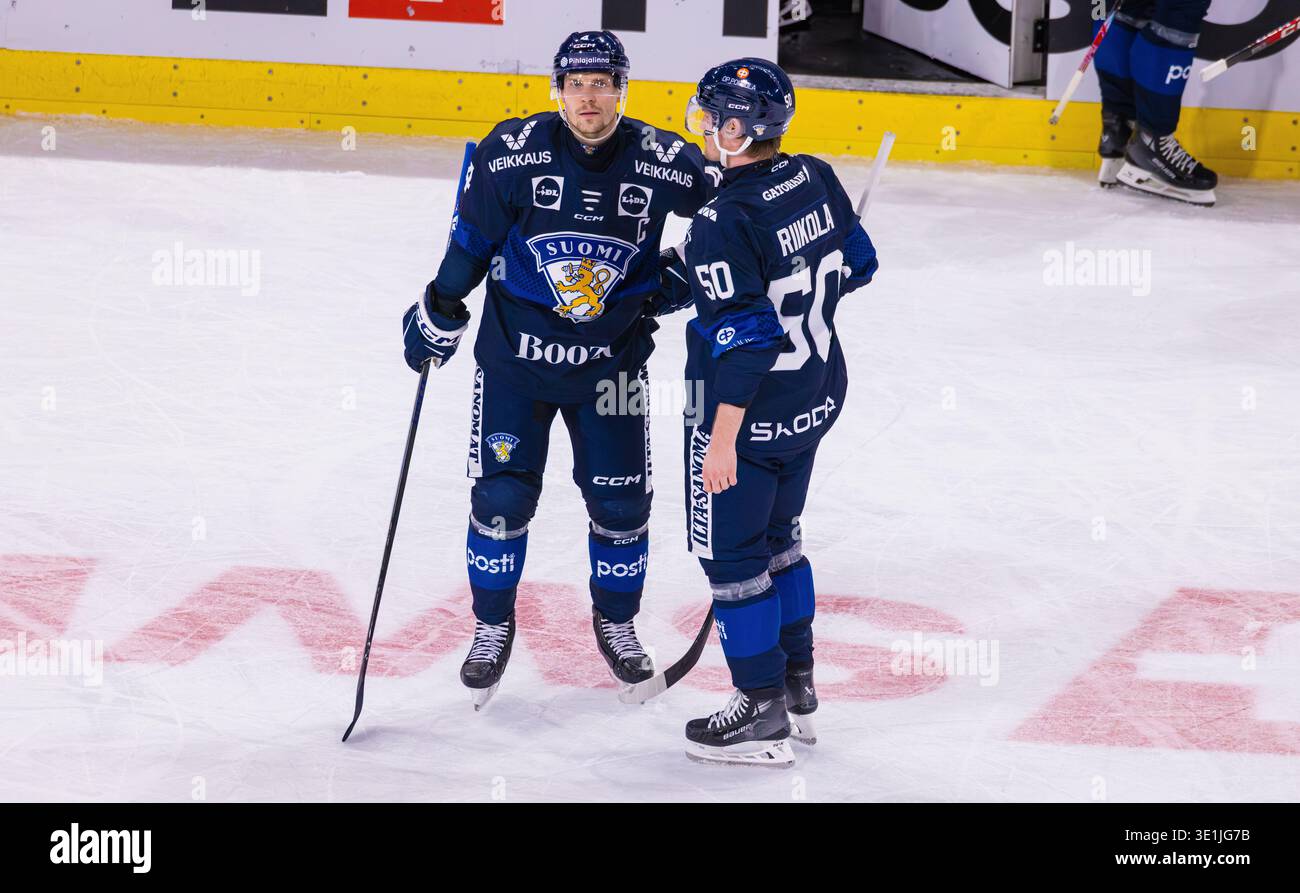 Zürich, Schweiz, 13. Dezember 2025: #4 Mikko Lehtonen und #50 Juuso Riikola (beide Finnland) treffen sich auf der Eisbahn. (Foto: Andreas Haas/dieBildmanufa Stockfoto
