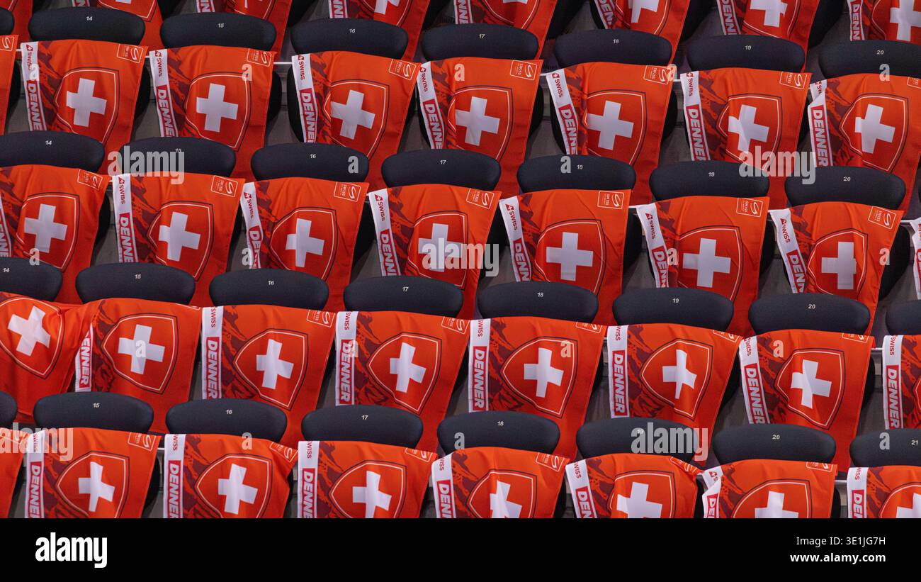Zürich, Schweiz, 13. Dezember 2025: Schweizer Fahnen mit Werbung für den Discounter Denner sind bereits in der Swiss Life Arena für das Gam vorhanden Stockfoto