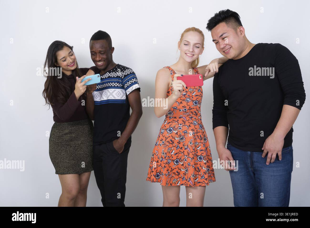 Gerne vielfältige Gruppe von multi-ethnische Freunde mit einem Handy zusammen Stockfoto