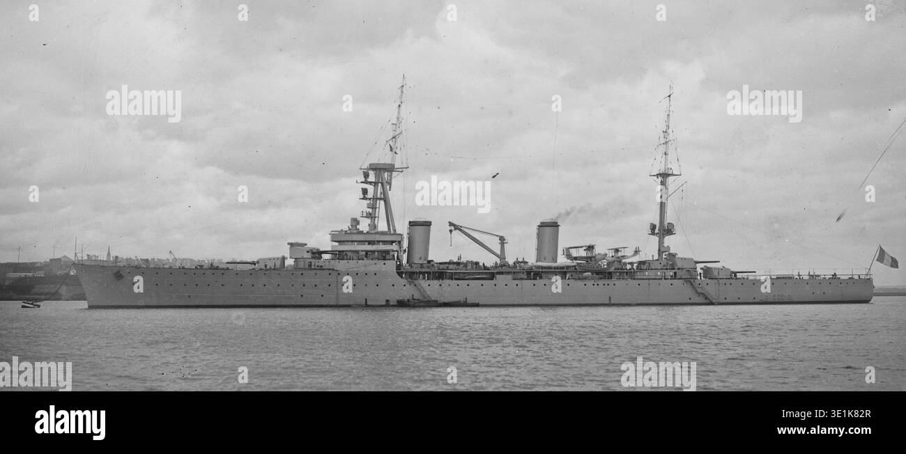Tourville ist Gegenstand dieses Archivfotos, das Agence Rol 1929 aufgenommen hat. Das Bild zeigt wahrscheinlich einen französischen Marineoffizier oder eine verwandte Figur des frühen 20. Jahrhunderts. Die historische fotografische Aufzeichnung dokumentiert die Person in diesem zugeschnittenen Bild. Stockfoto