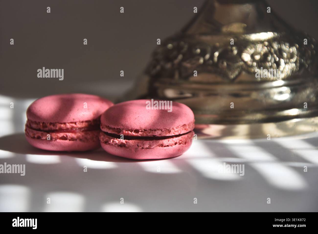 Zwei französische Macarons auf dem Tisch Stockfoto