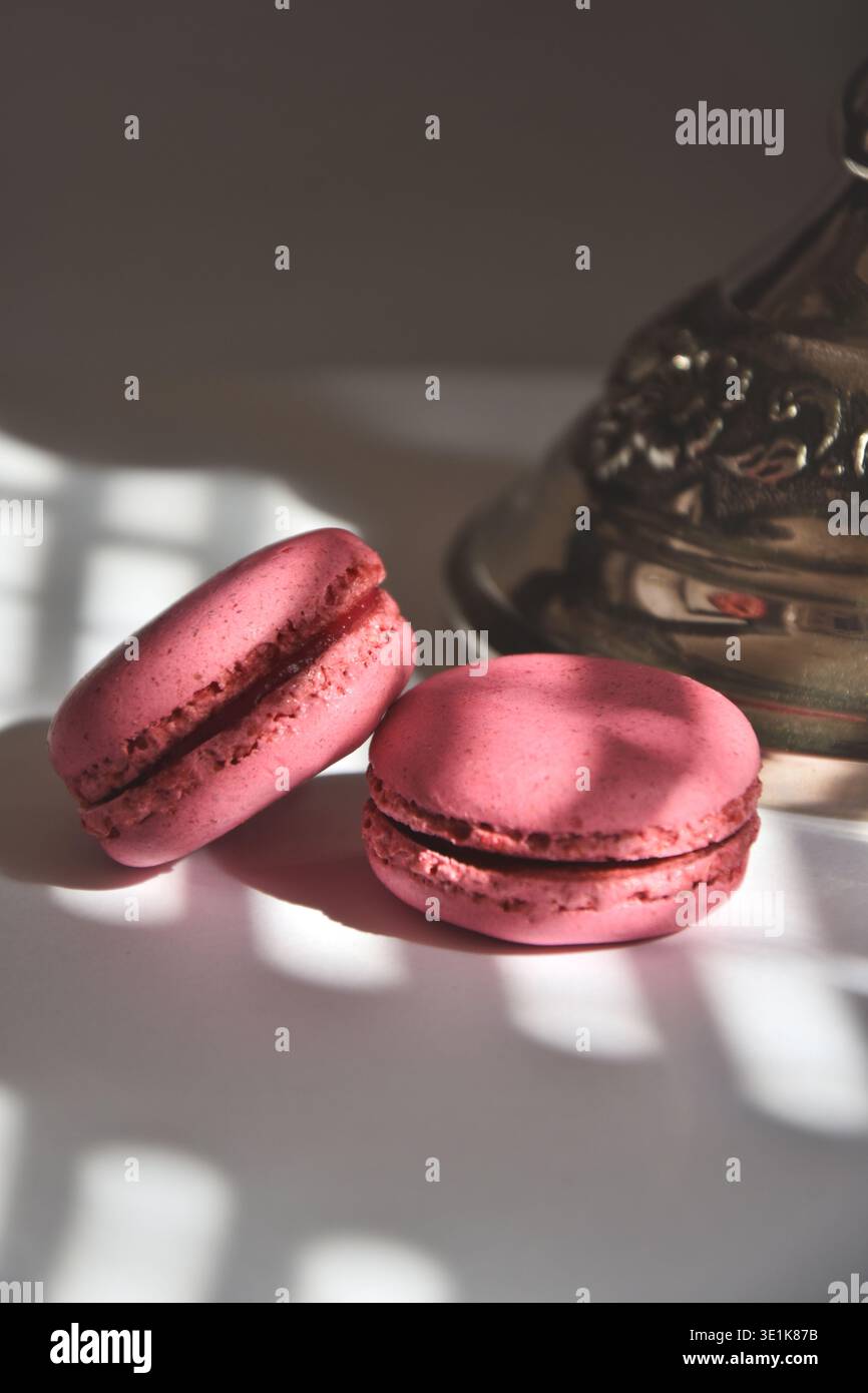 Rosafarbene Himbeer-Macarons auf dem Tisch Stockfoto