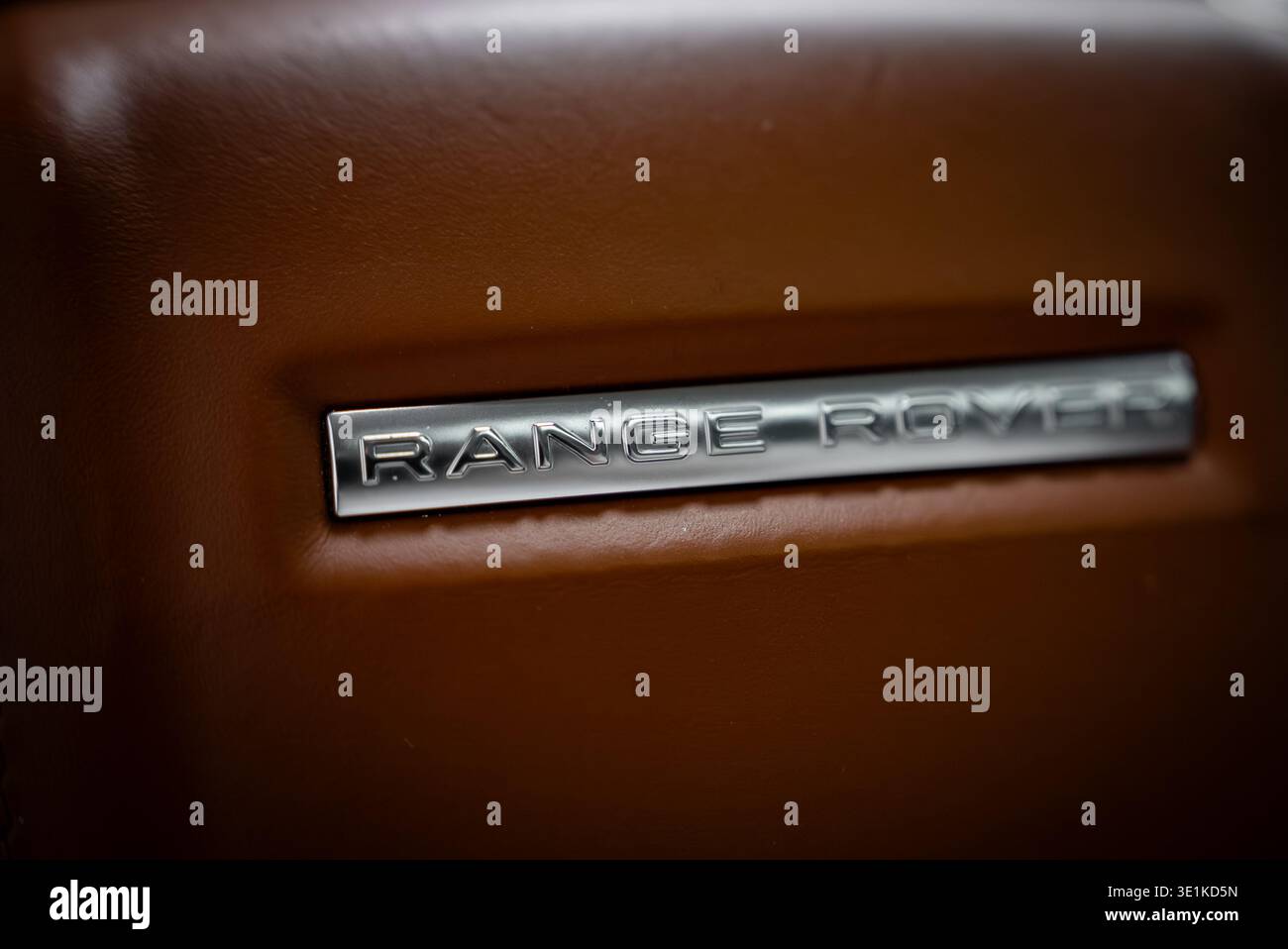 Range Rover Emblem in braunem Leder, flache Innenansicht Stockfoto