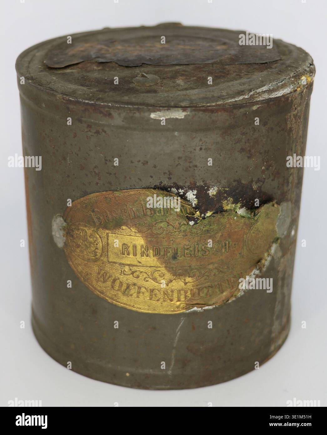 Busch, Barnewitz & Co. War ein Lebensmittelverarbeitungsunternehmen mit Sitz in Wolfenbüttel. Der historische Fotodruck dokumentiert eine ungeöffnete Metalldose, die als drei Portionen konserviertem Rindfleisch markiert ist, das von der Firma um 1940 hergestellt wurde. Der etwa 10 mal 10 Zentimeter große Behälter gehörte einem ehemaligen deutschen Soldaten, der später Kriegsgefangener in der Sowjetunion wurde und 2015 in die Sammlung Deutsch-Russisches Museum Berlin-Karlshorst überführt wurde. Stockfoto
