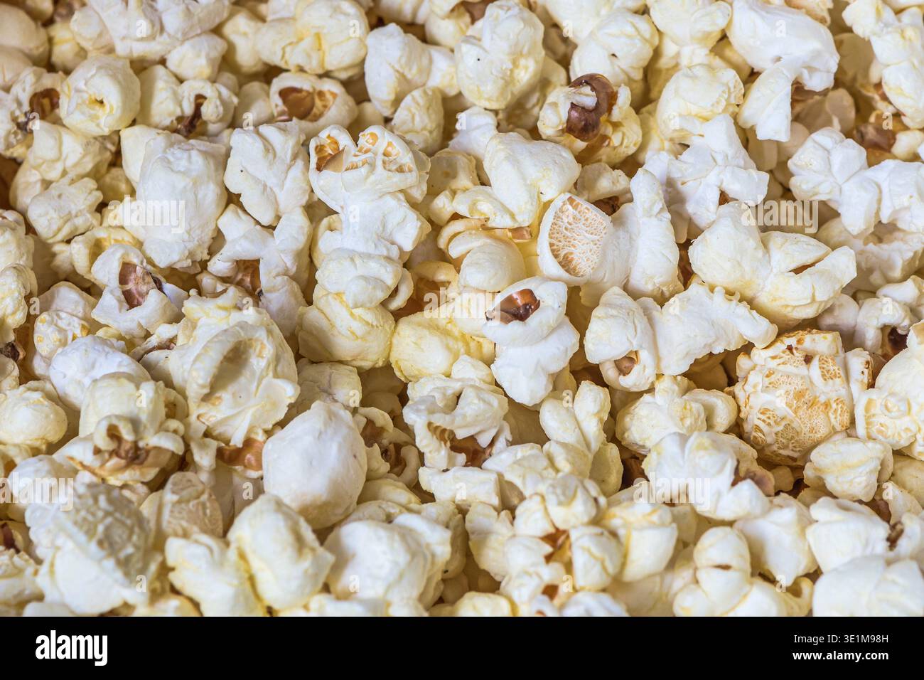 Nahaufnahme des frischen Popcorns mit detaillierten Kernen und flauschigen Formen, ideal als Snack-Food-Konzept für Kino, Unterhaltung und Fernsehen Stockfoto