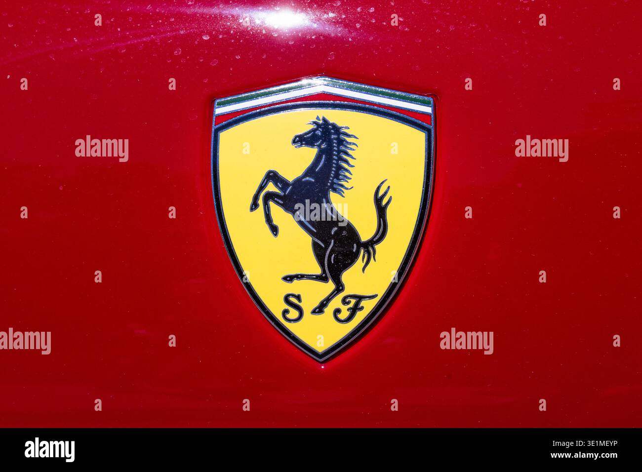 Ferrari-Logo auf rotem Oberteil des Luxusautos. Vilnius, Litauen, 2. Juli 2025 Stockfoto