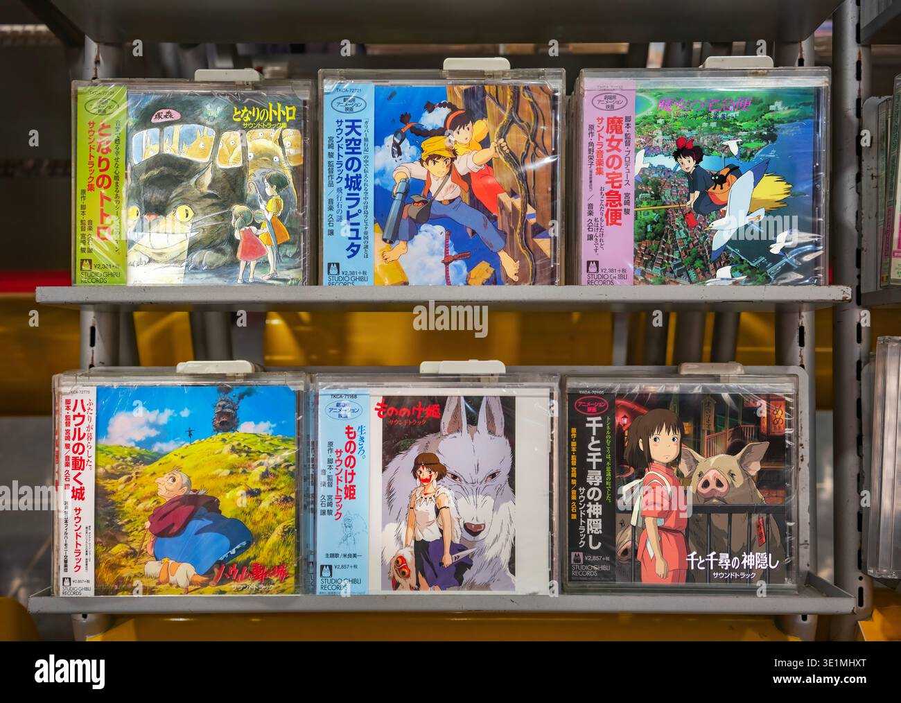 tokio, shibuya - 12. september 2025: Die Anime-Soundtrack-CDs des japanischen Studios Ghibli wie Spirited Away und My Neighbor Totoro werden in einem Regal ausgestellt Stockfoto