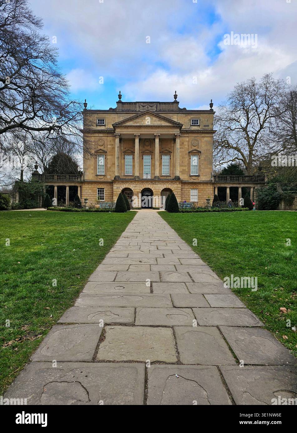 Ein heller Blick auf das Holburne Museum in Bath mit seiner eleganten georgianischen Fassade und der großartigen Umgebung am Rande der Sydney Gardens. - Smartphone-aufgenommenes Stockfoto