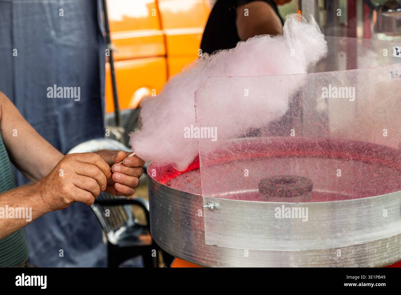 Zuckerwatte wird von Mensch und Maschine hergestellt Stockfoto