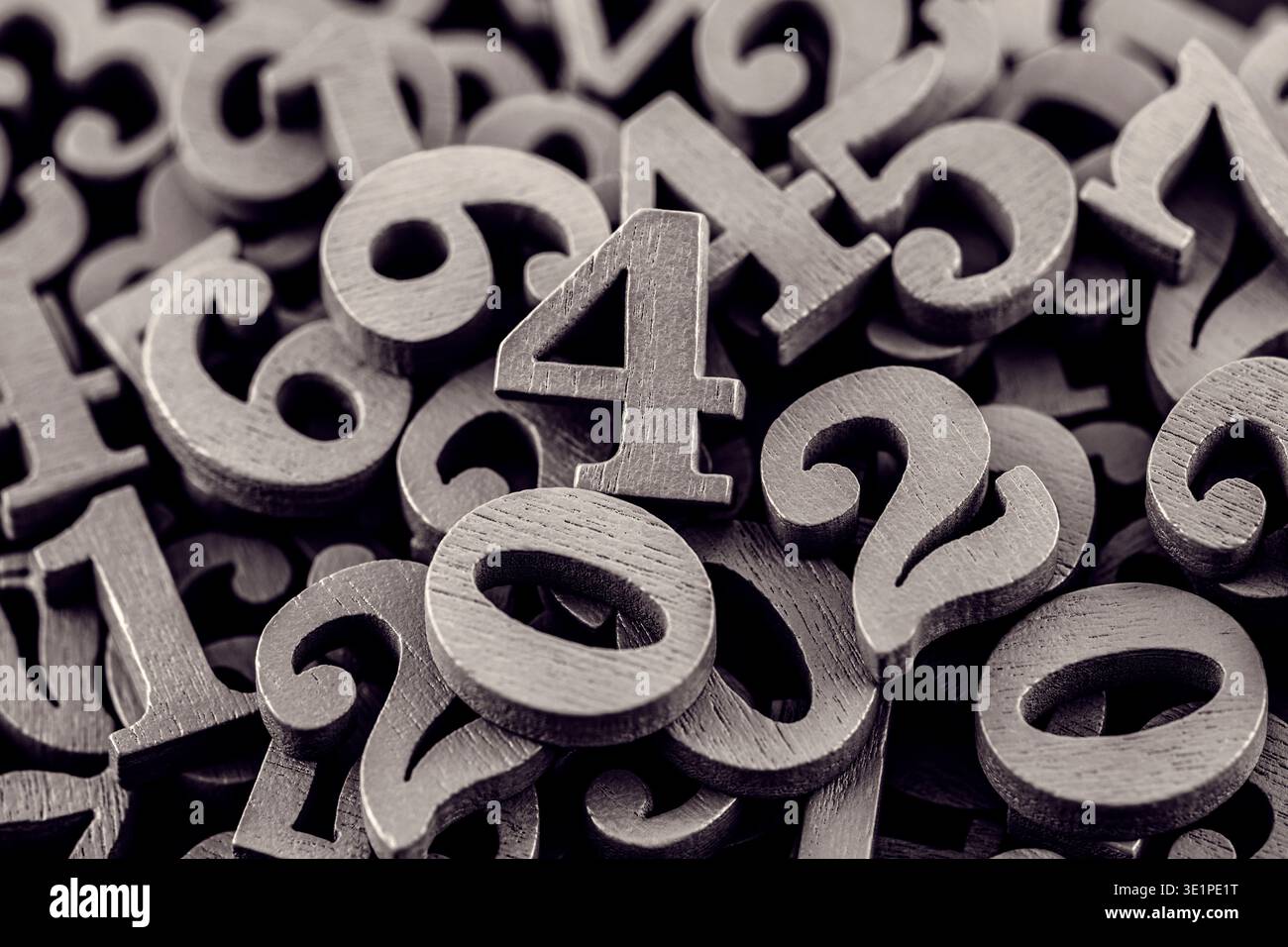 Stapel alter Holznummern im Vintage-Stil. Mathematik, Bildung und Lernkonzept. Stockfoto