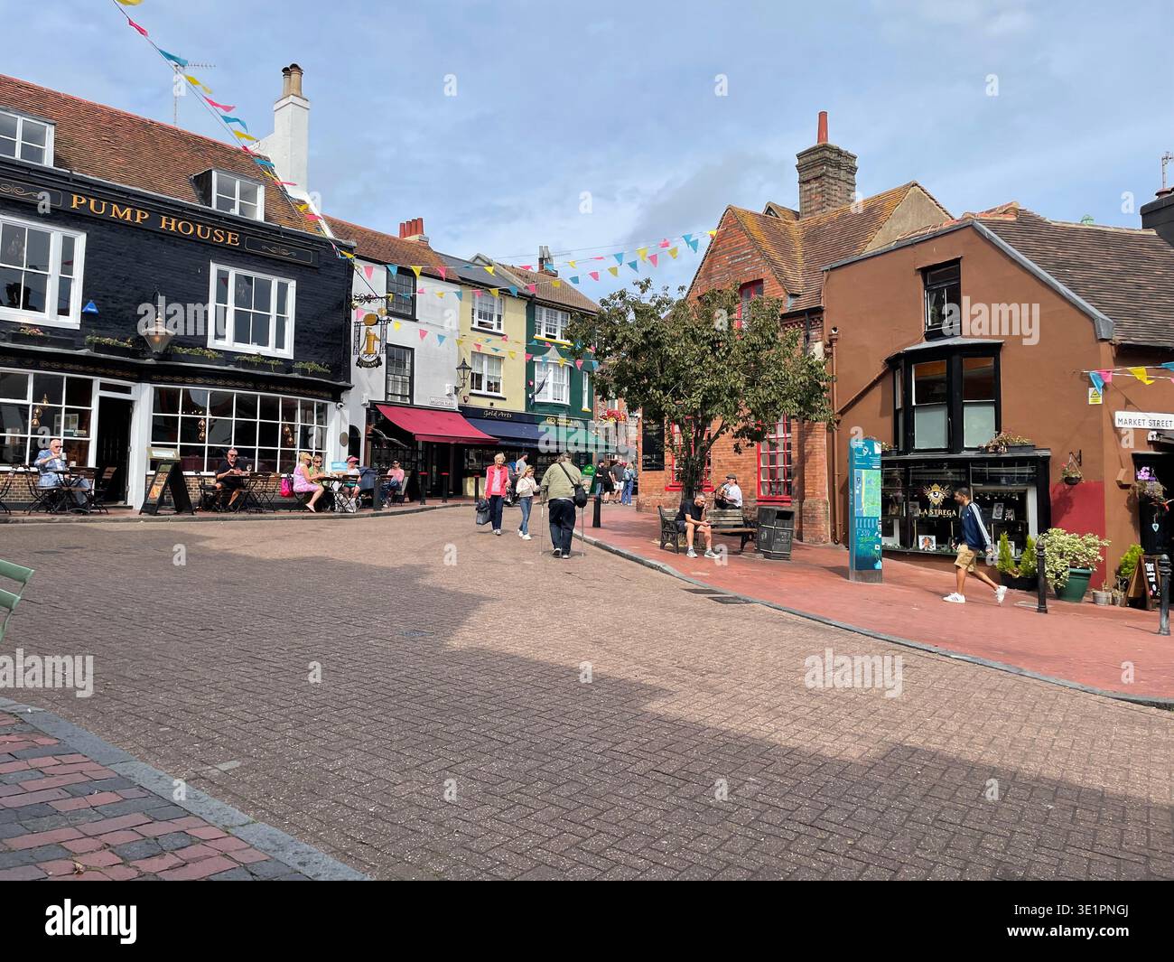 Brighton Lanes Square mit historischen Gebäuden, Cafés und Fußgängern, farbenfrohen Häusern im Einkaufsviertel Brighton, England - Smartphone-aufgenommenes Stockfoto
