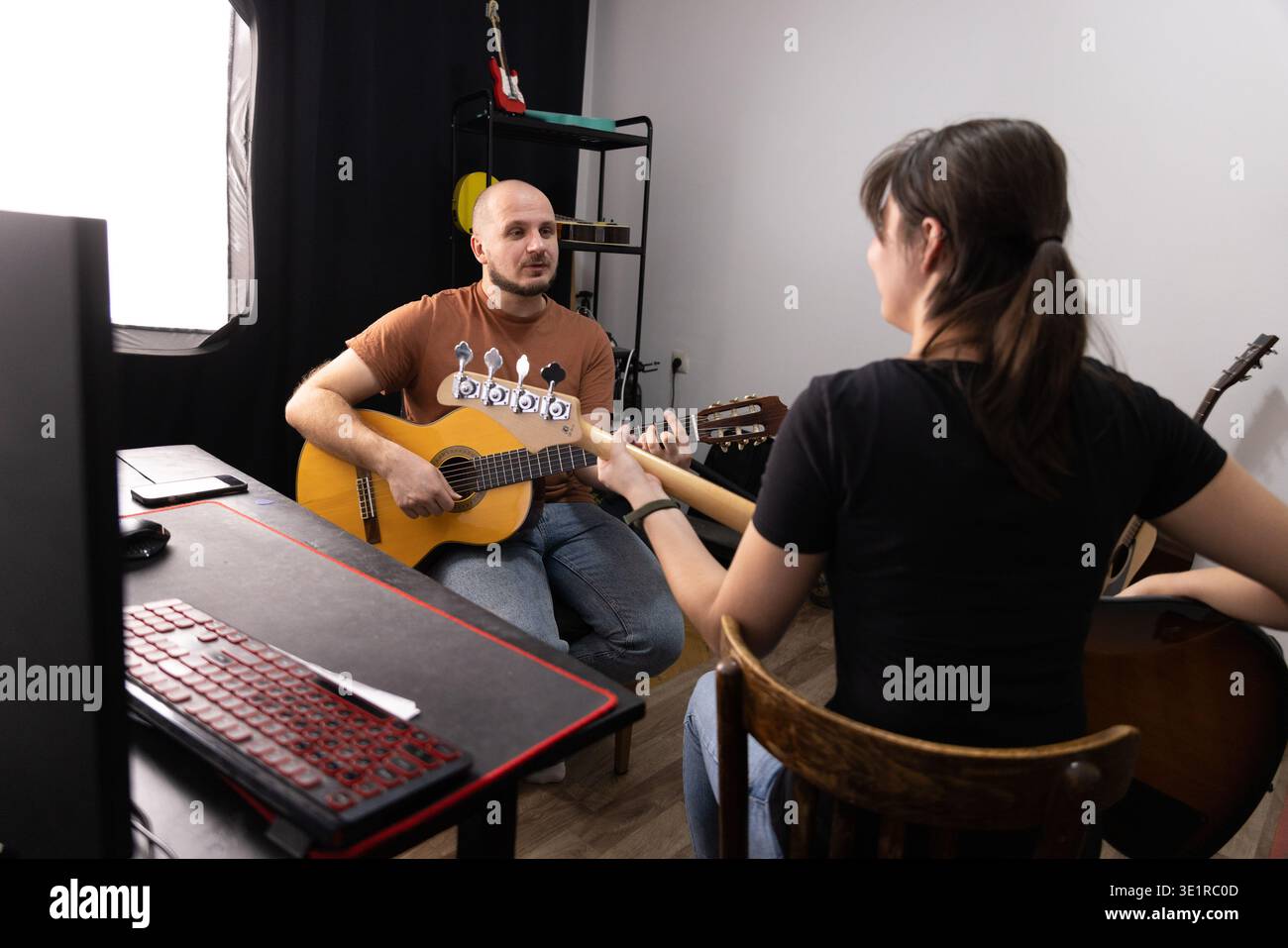 Musiker, die während der Probe sprechen Stockfoto