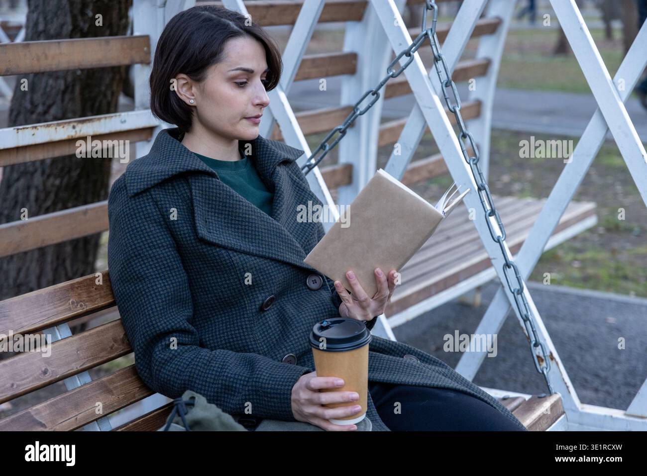 Lesen Sie auf der Parkbank Stockfoto