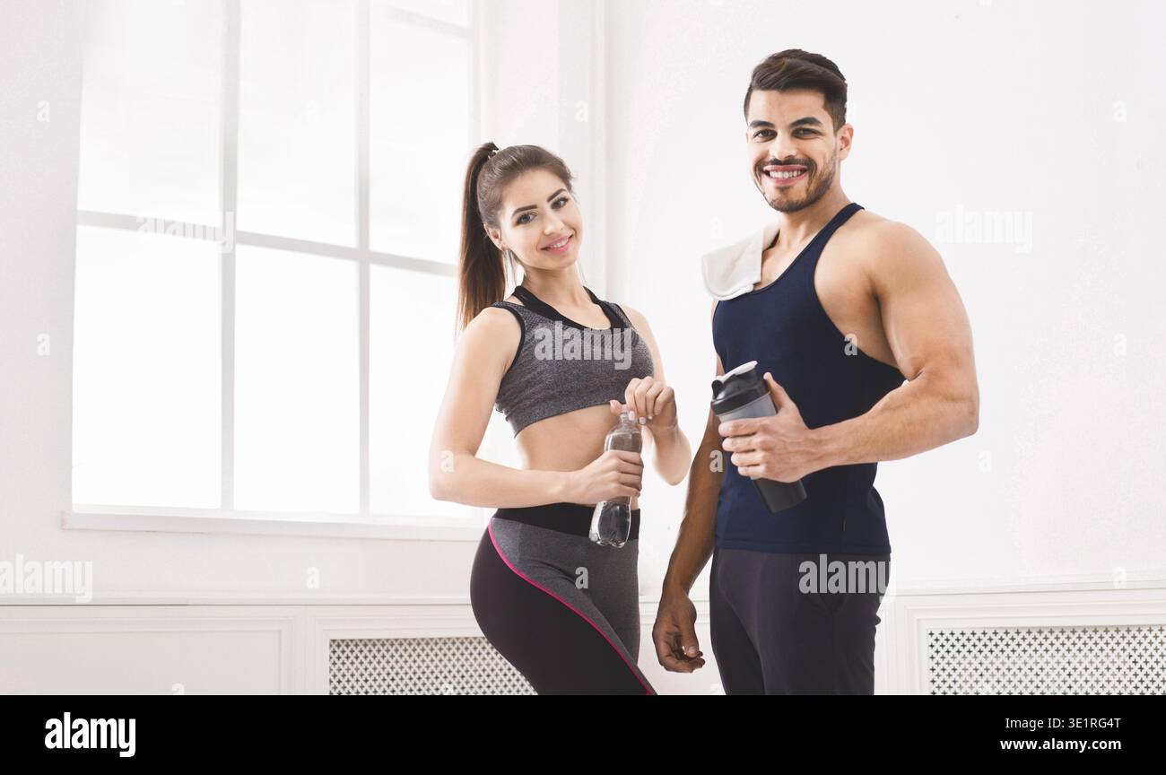 Erfolgreiche sportliche Paar entspannend nach harten training Stockfoto