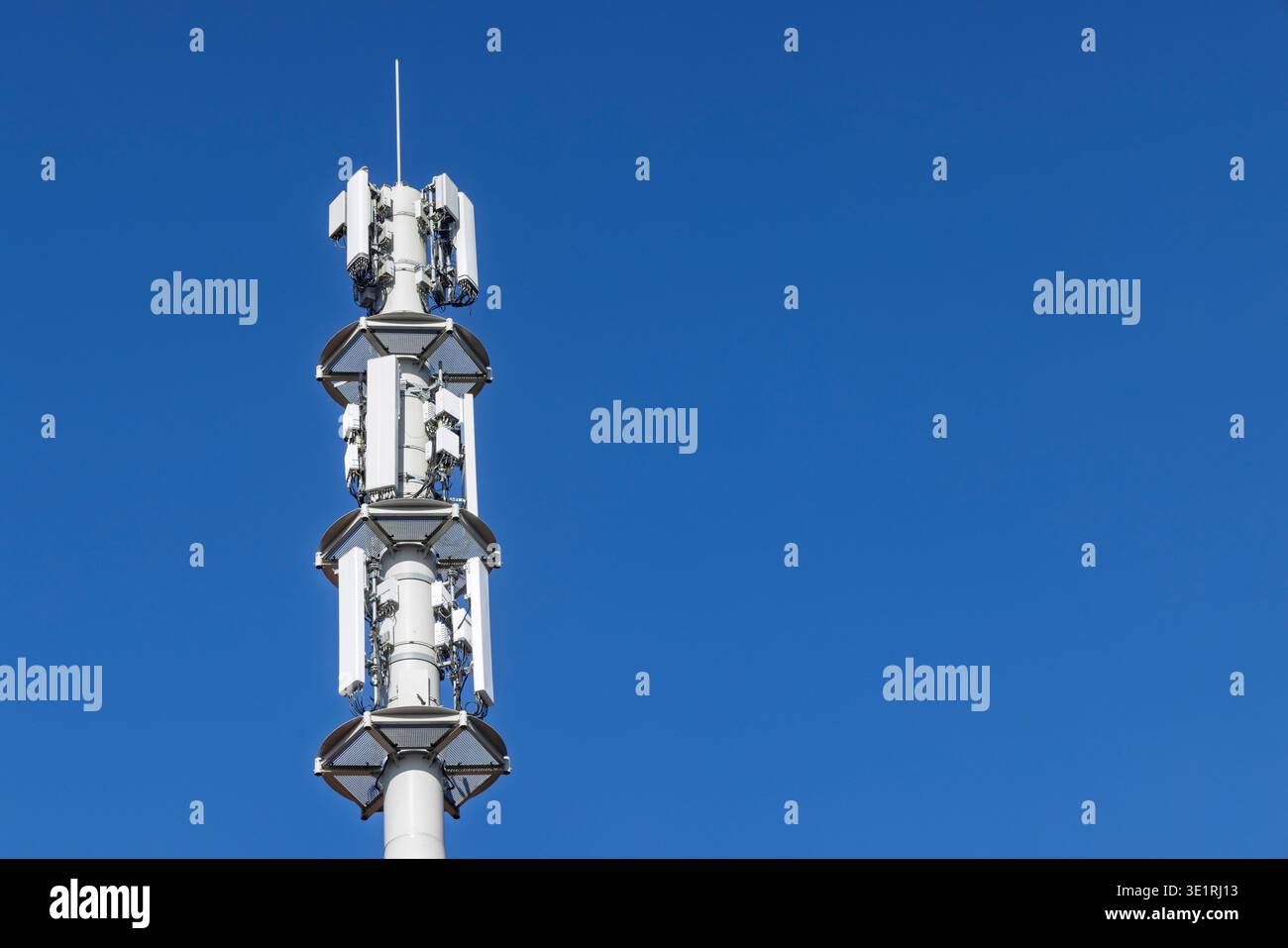 Telekommunikations-Tower-Zellstandort mit mehreren Mobilnetzantennen und Sendern für 5G und 4G in Zukunft 6G-Signalabdeckung gegen Clear Stockfoto