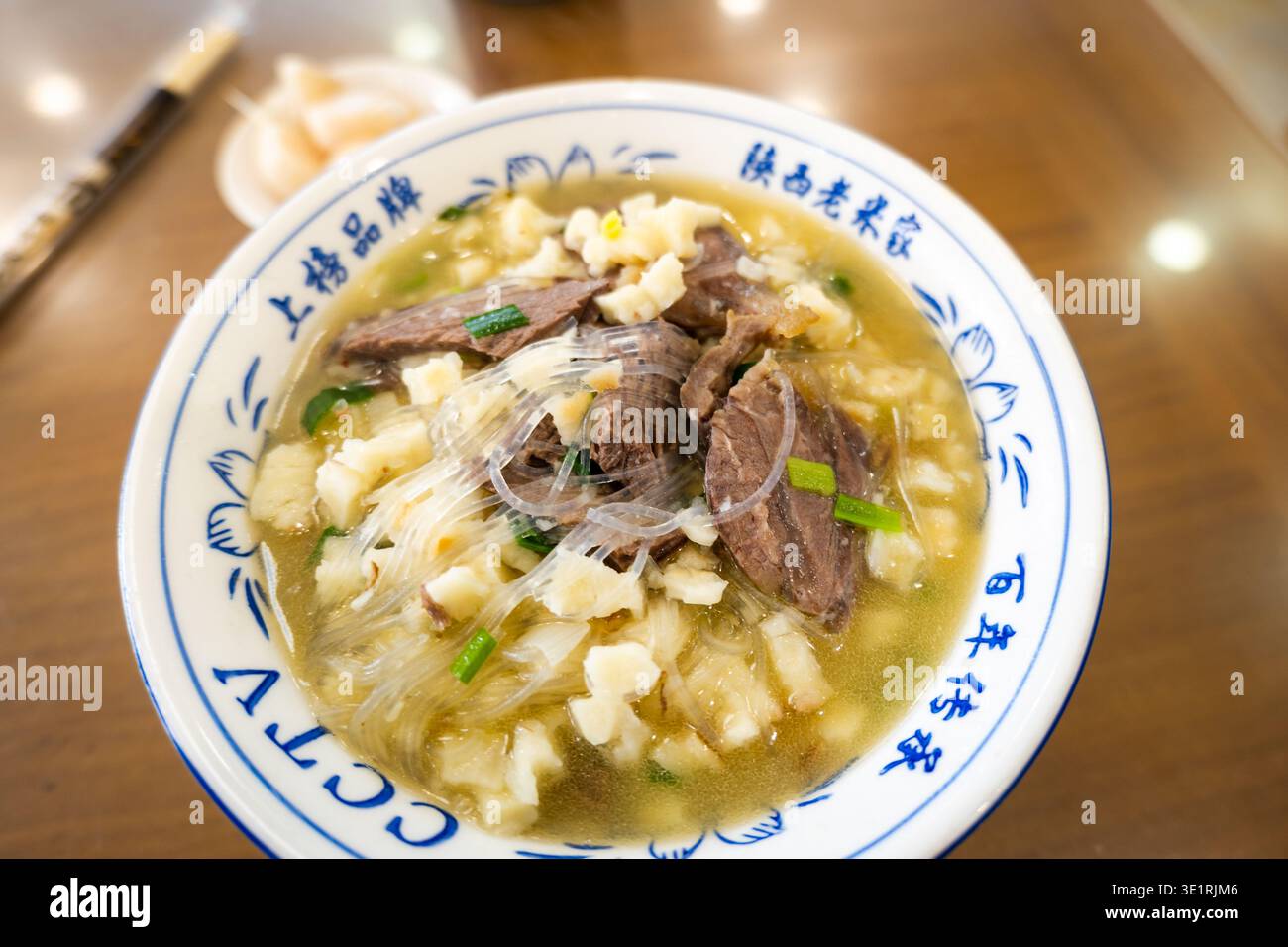 Yang Rou Pao Mo, Fladenbrot in Lammsuppe, unverkennbares Gericht in Xian, Shaanxi, China. Stockfoto