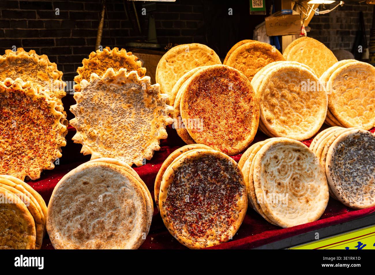 Uigurisch-Nan-Brot im muslimischen Viertel Xian. Traditionelles Fladenbrot in Xian, Shaanxi, China Stockfoto
