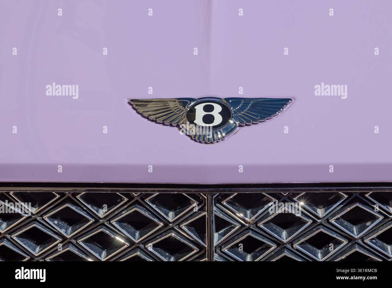 Bentley Luxusauto-Emblem auf einer Lavendelhaube. Vilnius, Litauen, 2. Juli 2025 Stockfoto