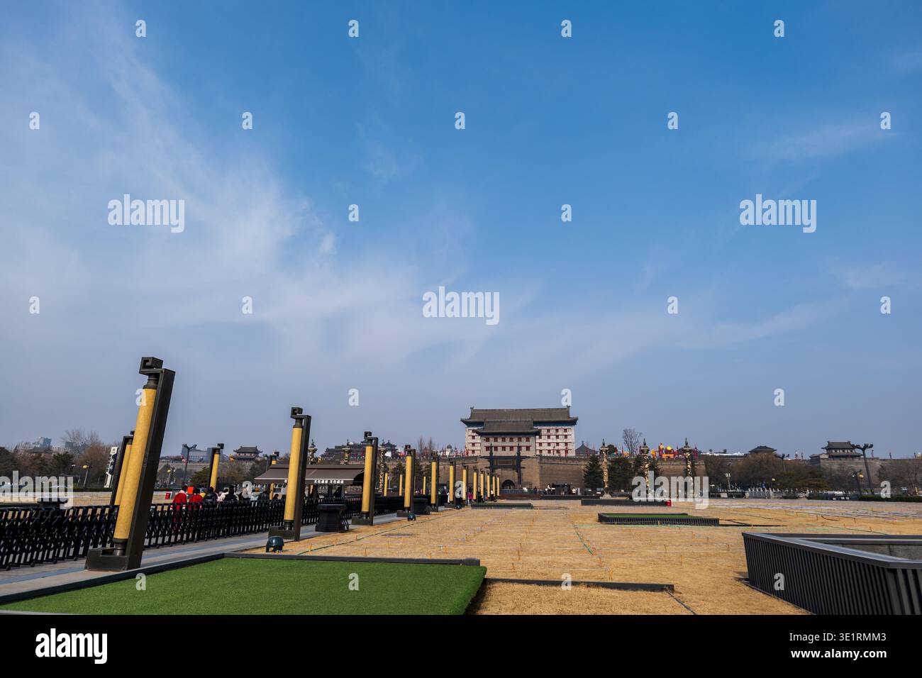 Xian, China - 02.01.2026: Die Stadtmauer von Xi'an, das Südtor oder das Yongning-Tor in Xian, China. Es ist das prächtigste, beliebteste und traditionellste Hauptgebäude Stockfoto