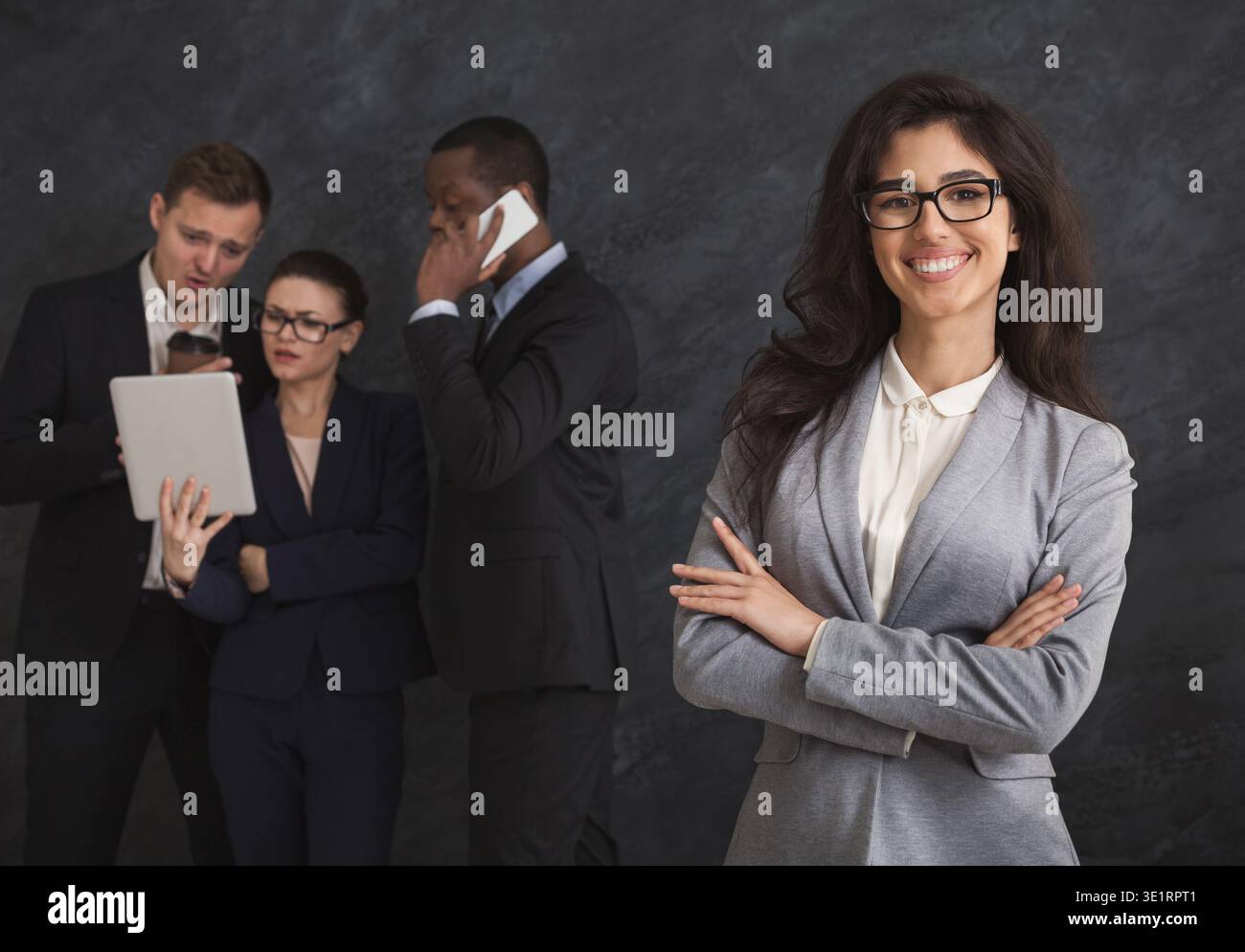 Glückliche Geschäftsfrau Porträt vor dem Arbeitsteam Stockfoto