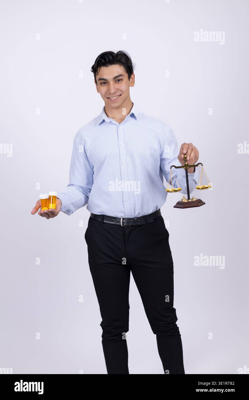 Professioneller Mann, der Obst und Waage hält, um das Gleichgewicht zu halten Stockfoto