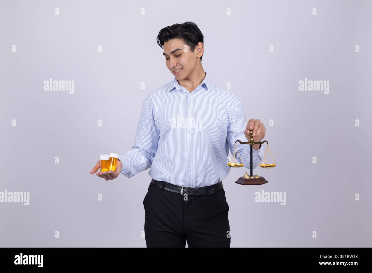 Person wiegt Orange und Apfel mit Metallwaage Stockfoto