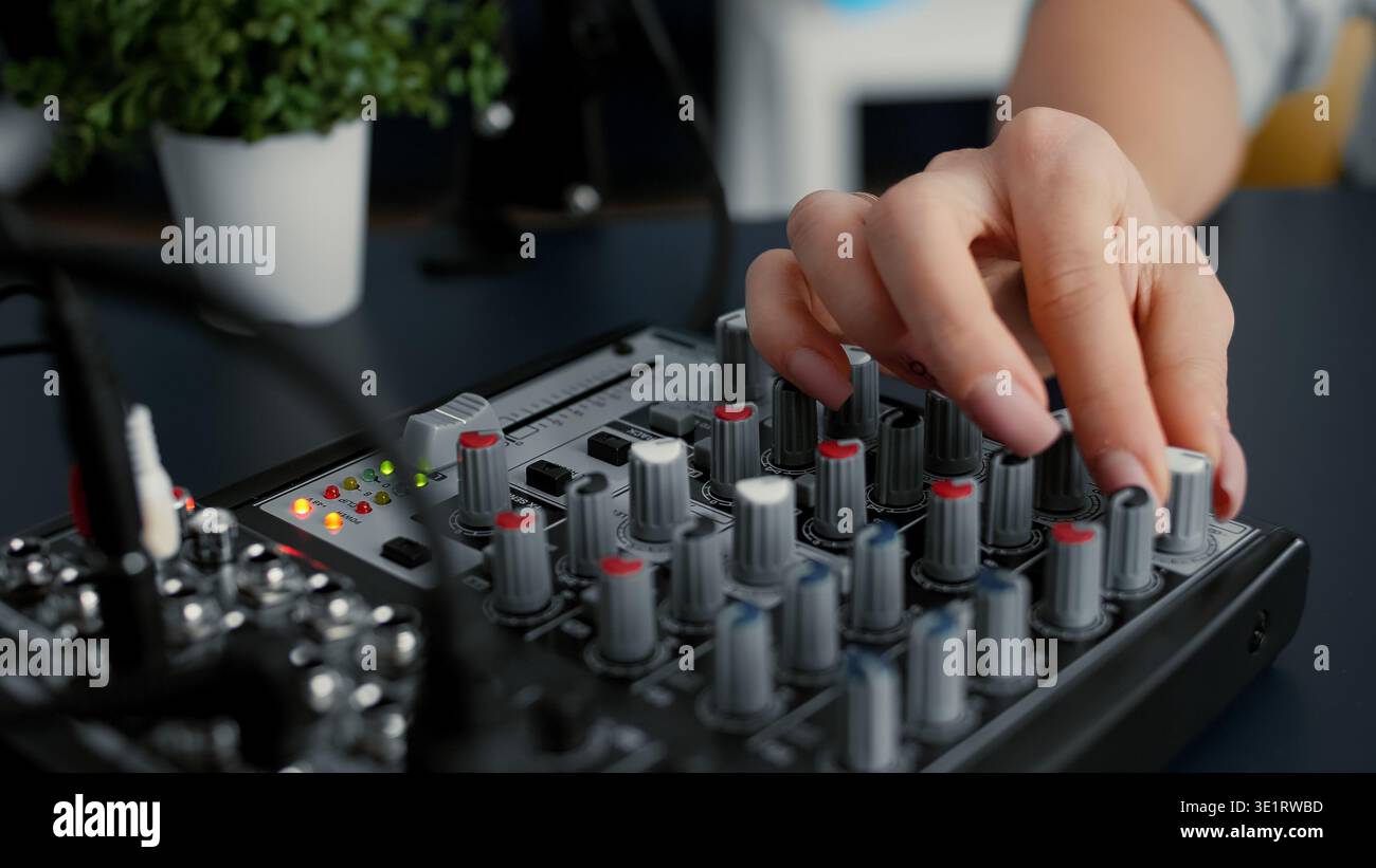 Internet berühmten Star Tweaking Audio-Mixer Knöpfe und Tasten. Internetradio-Host ändert die Lautstärke und verwendet den Equalizer der Studio-Sound-Konsole, um die Audioqualität der Übertragung zu verbessern. Nahaufnahme Stockfoto