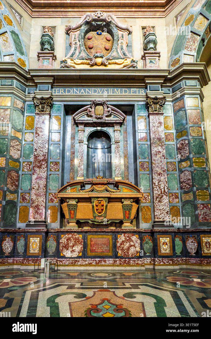 Cenotaph (Grabdenkmal) in der Fürstenkapelle, die im 16. Und 17. Jahrhundert erbaut wurde, um die Familie Medici zu feiern, die Patronen der Kirche und Großherzöge der Toskana - Florenz, Italien Stockfoto