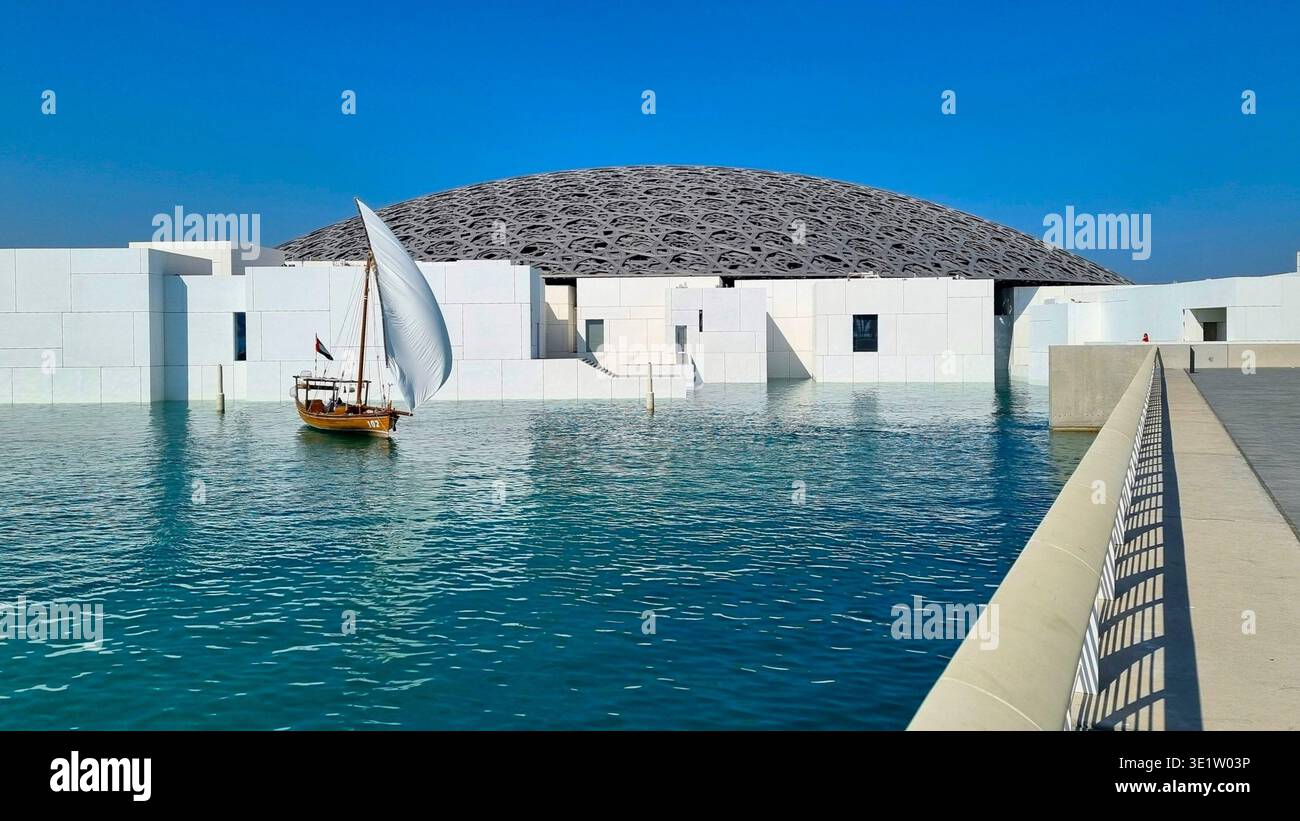 Malerischer Blick vom Ufer des Louvre Abu Dhabi Museum mit seiner durchbrochenen silbernen Kuppel Stockfoto