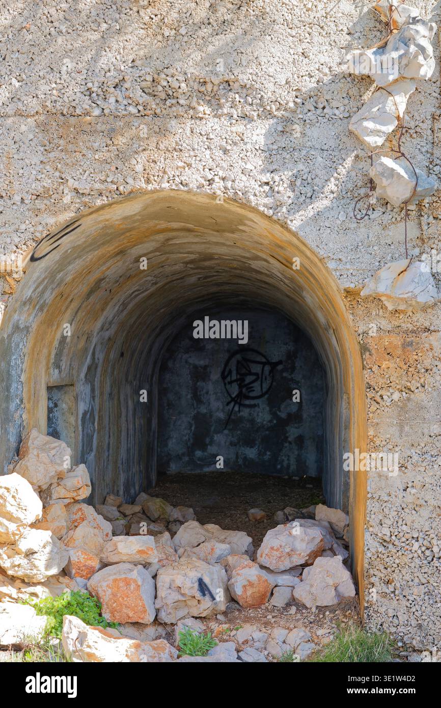Verlassene jugoslawische Militär-Bunker-Steinnische mit offenem Platz und Schutt, Rt Kabal, Hvar, Kroatien Stockfoto