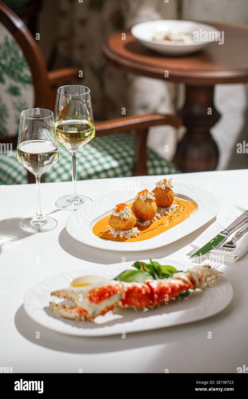 Gourmet-Vorspeisen mit Meeresfrüchten und Weißwein Stockfoto