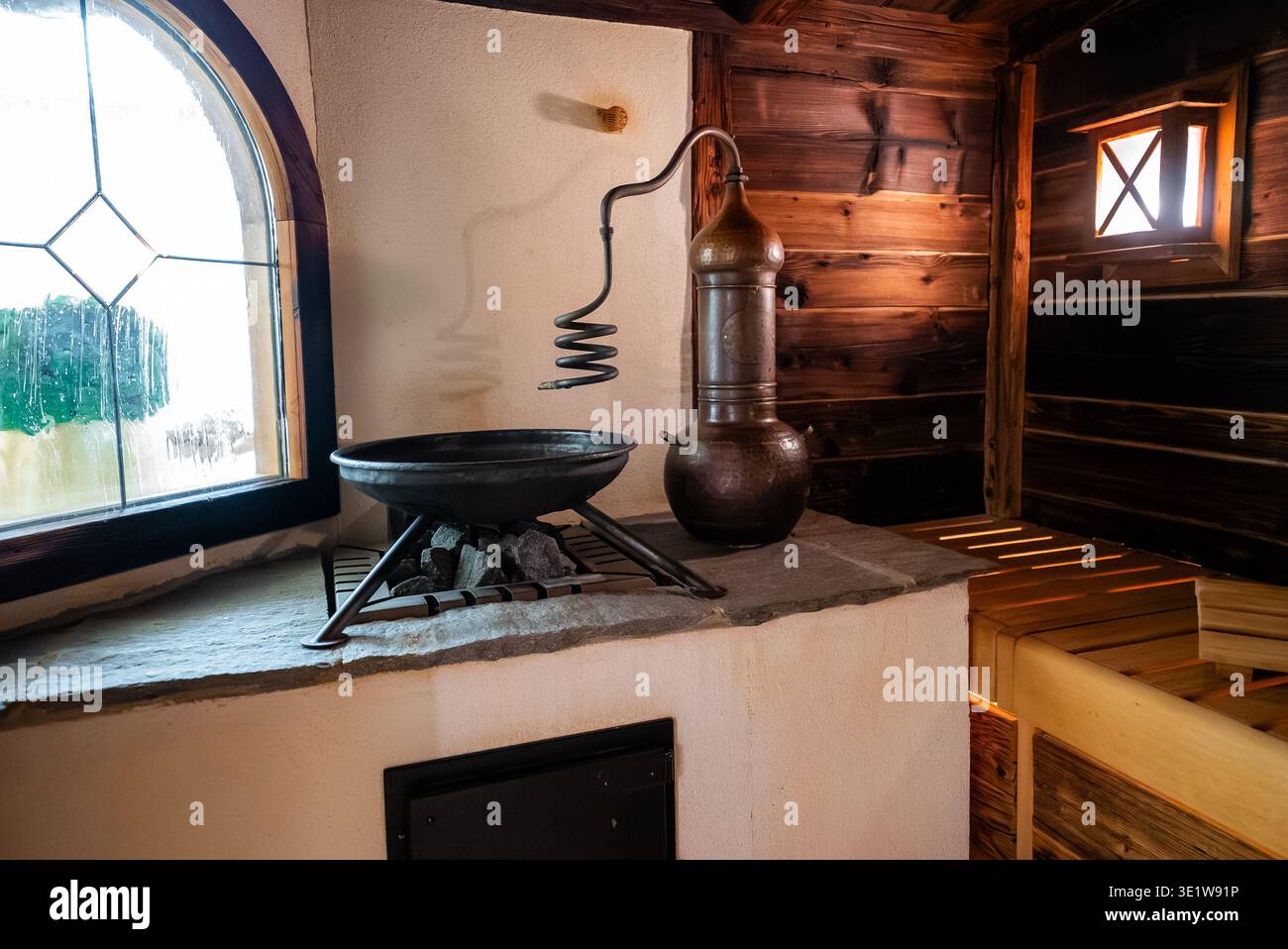 Alpine Spa-Zimmer mit Kupferstille und Buntglasfenster Stockfoto