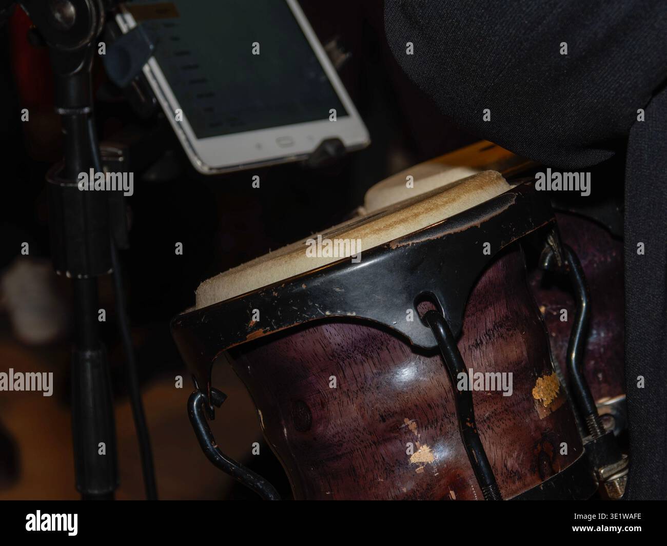 Nahaufnahme einer Bongotrommel in Live-Musik, die das Schlaginstrument und seinen Holzkörper hervorhebt Stockfoto