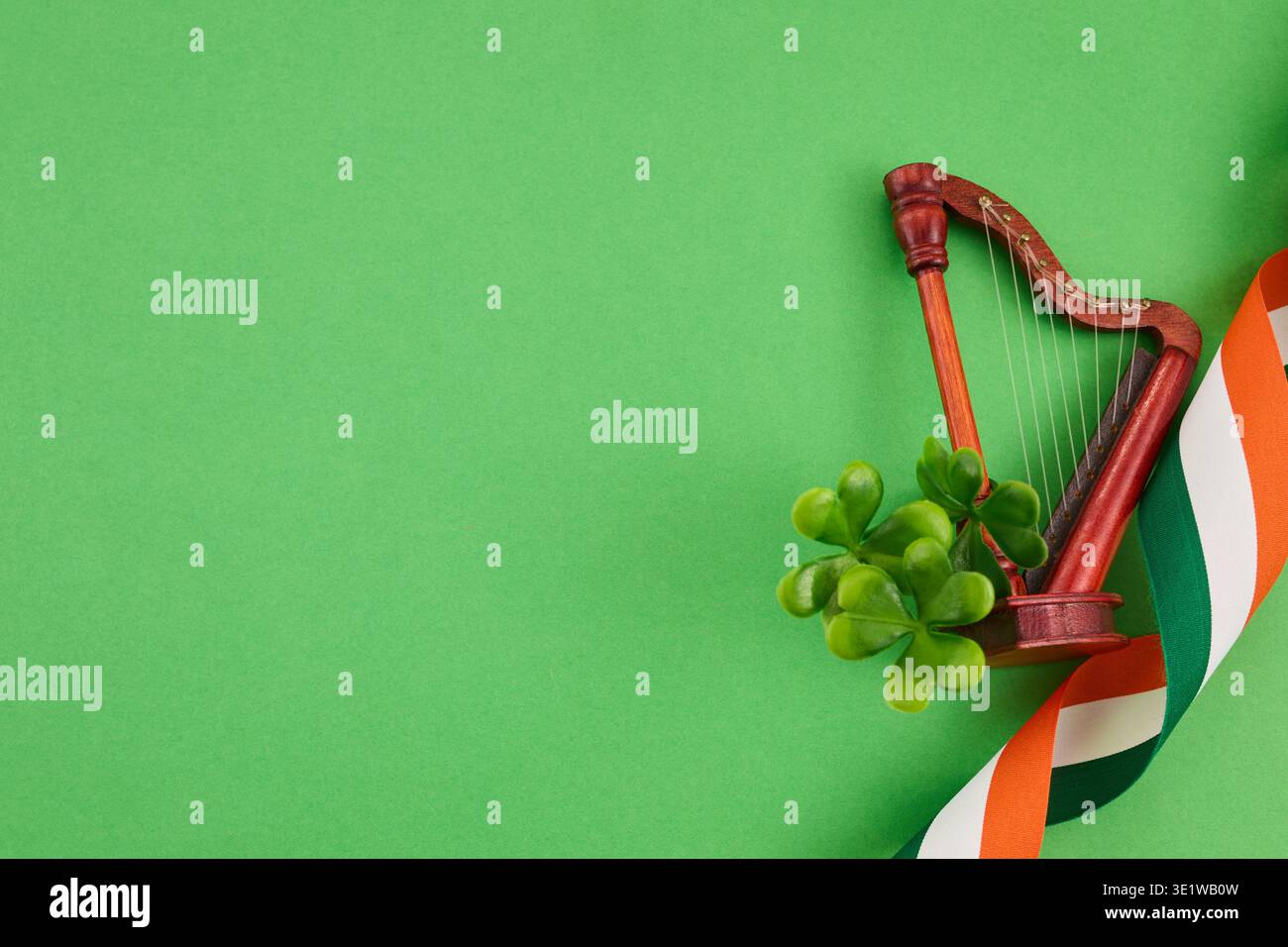 St. Patrick's Day mit Schamrock, Harfe und irischem Flaggenband Stockfoto