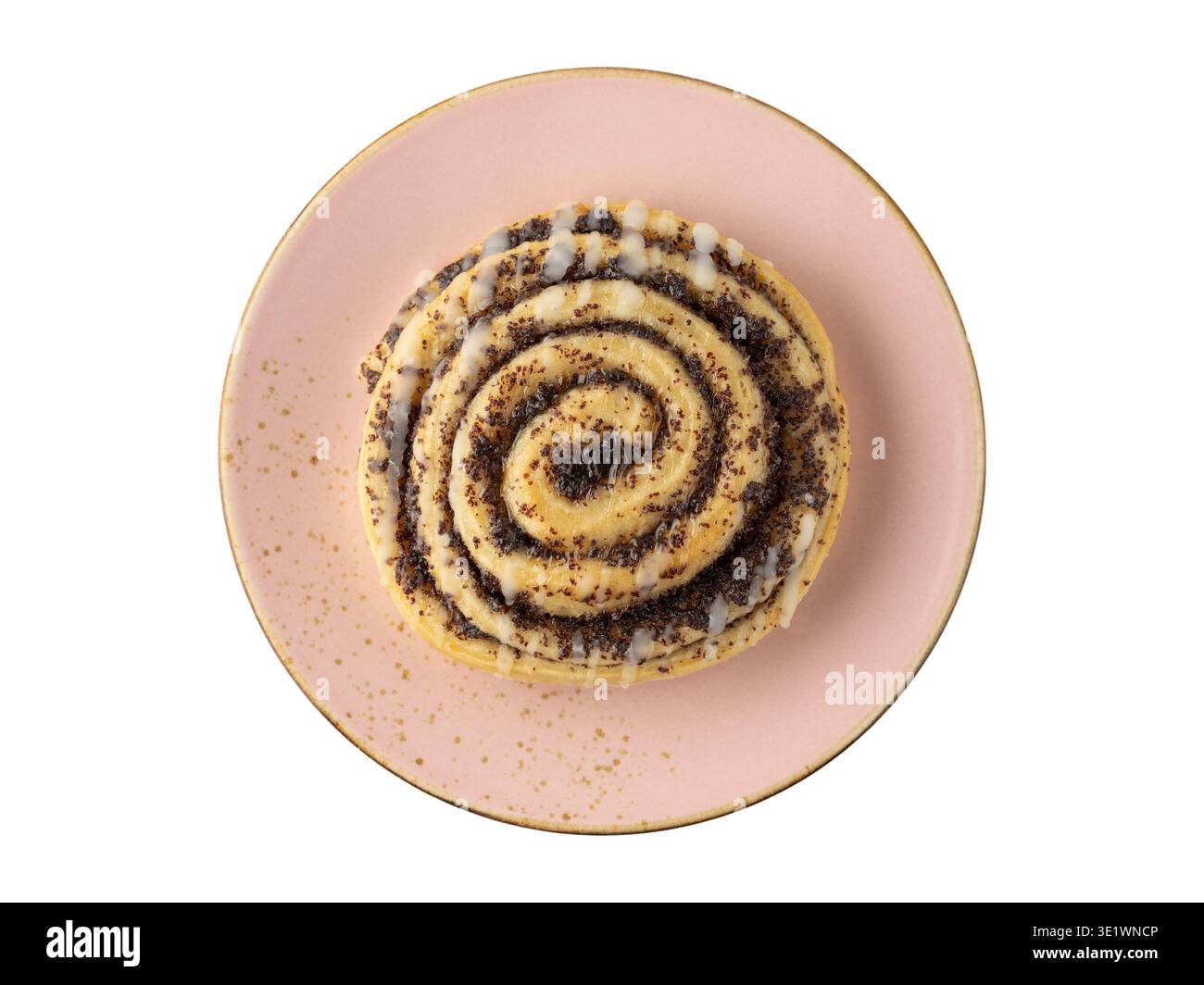 Frisch gebackenes leckeres Mohn-Spiralbrötchen mit Zucker-Fudge auf rosa Vintage-Teller isoliert auf weißem Hintergrund. Konditorei Karte. Stockfoto