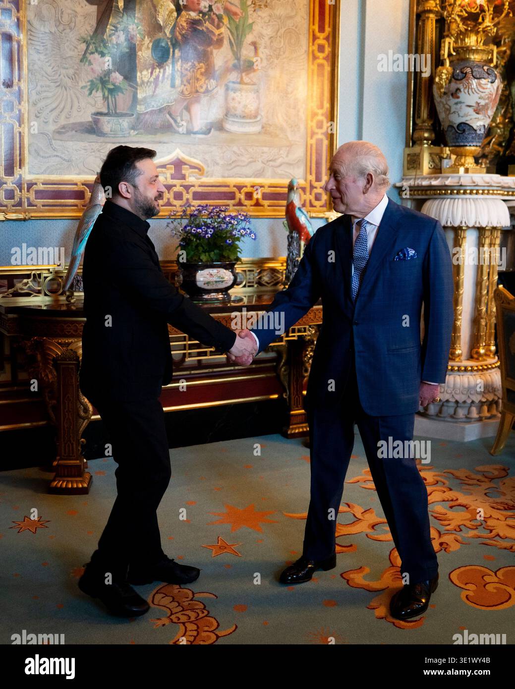 König Karl III. Hält eine Audienz mit dem ukrainischen Präsidenten Wolodymyr Zelensky im Londoner Buckingham Palace. Bilddatum: Dienstag, 17. März 2026. Stockfoto