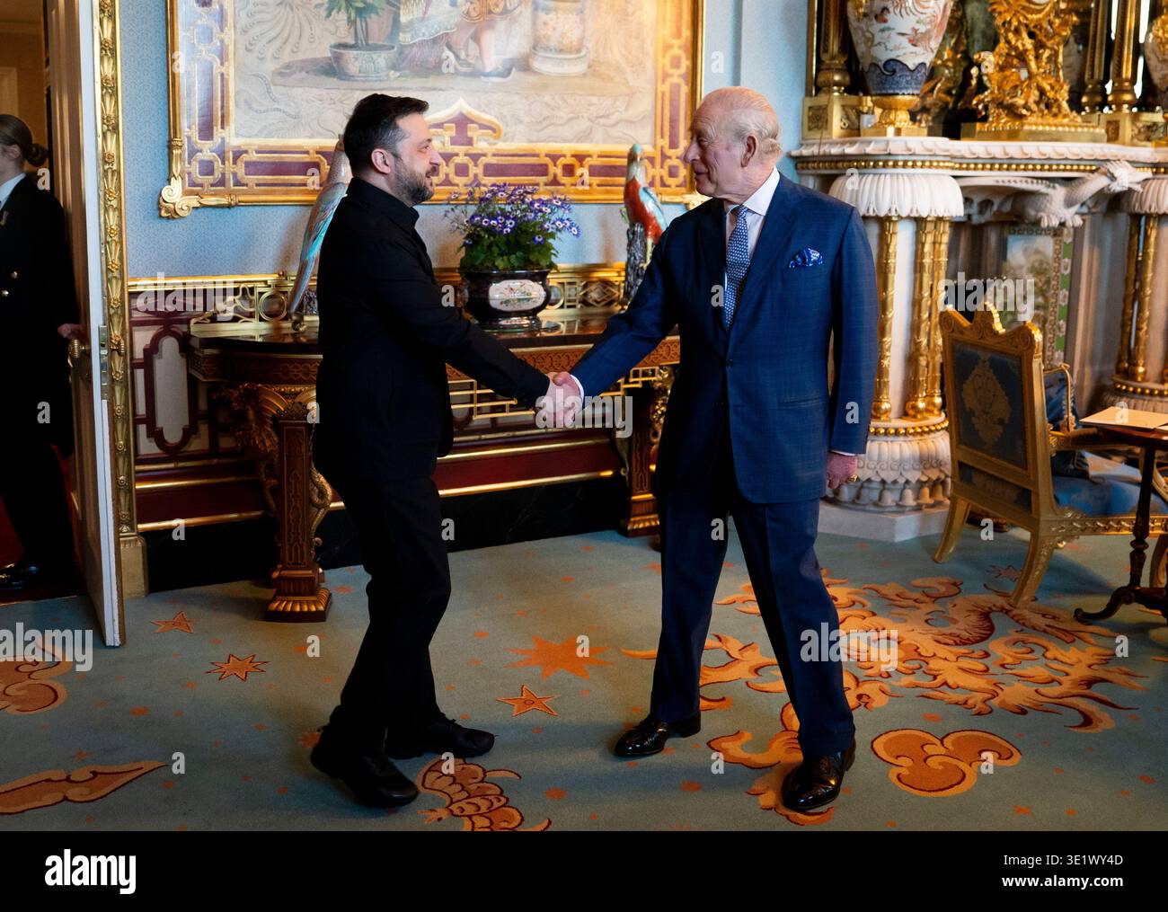 König Karl III. Hält eine Audienz mit dem ukrainischen Präsidenten Wolodymyr Zelensky im Londoner Buckingham Palace. Bilddatum: Dienstag, 17. März 2026. Stockfoto