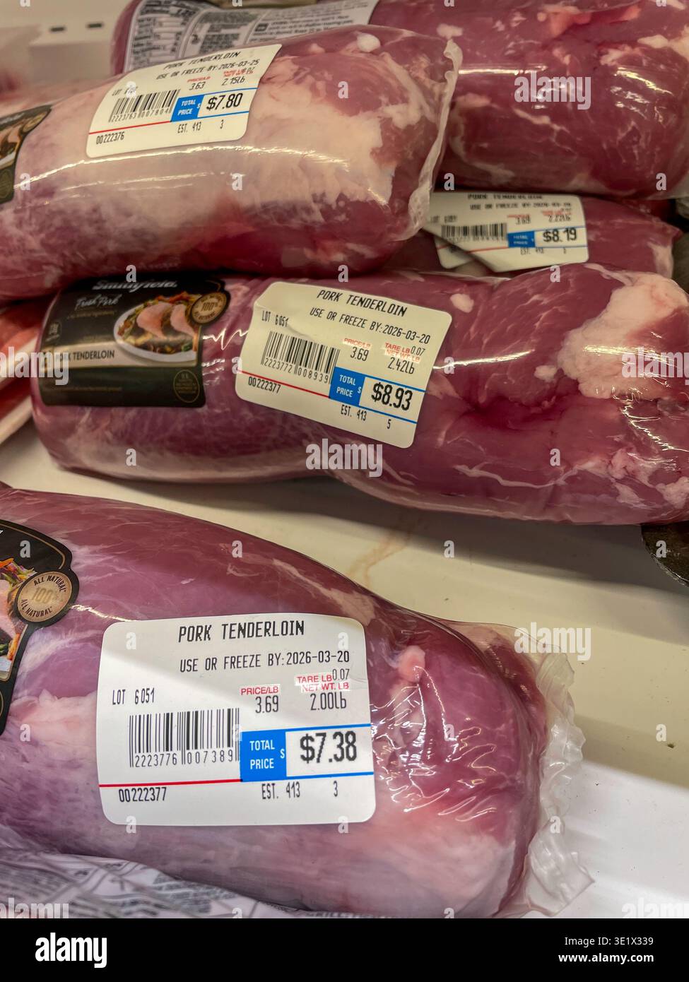 Lidl Grocery Store bietet eine vollständige Produktpalette an Schweinefleisch, New York City, USA 2026 Stockfoto