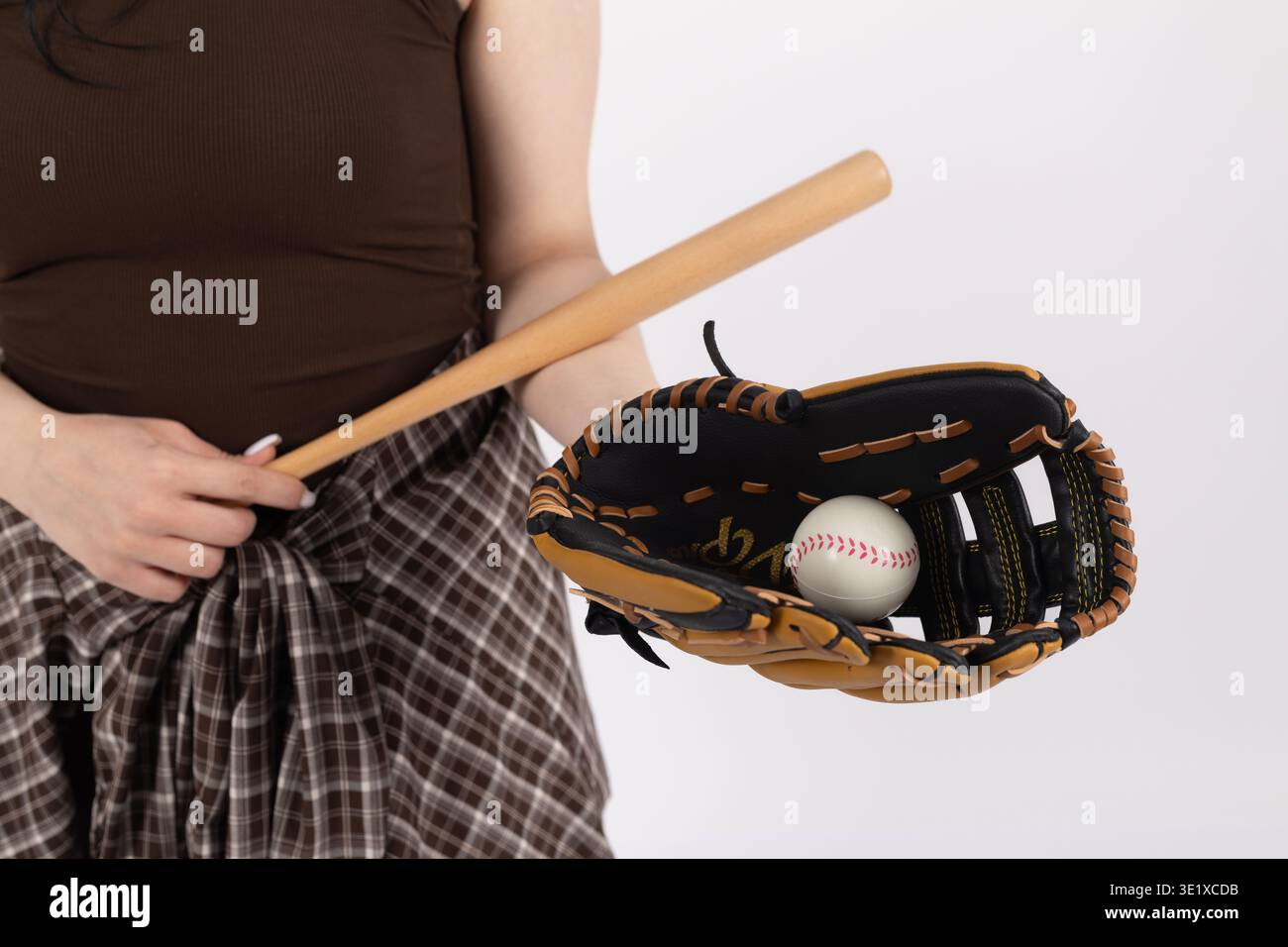 Nahaufnahme einer Frau, die Baseballschläger und Handschuh mit Ball hält Stockfoto