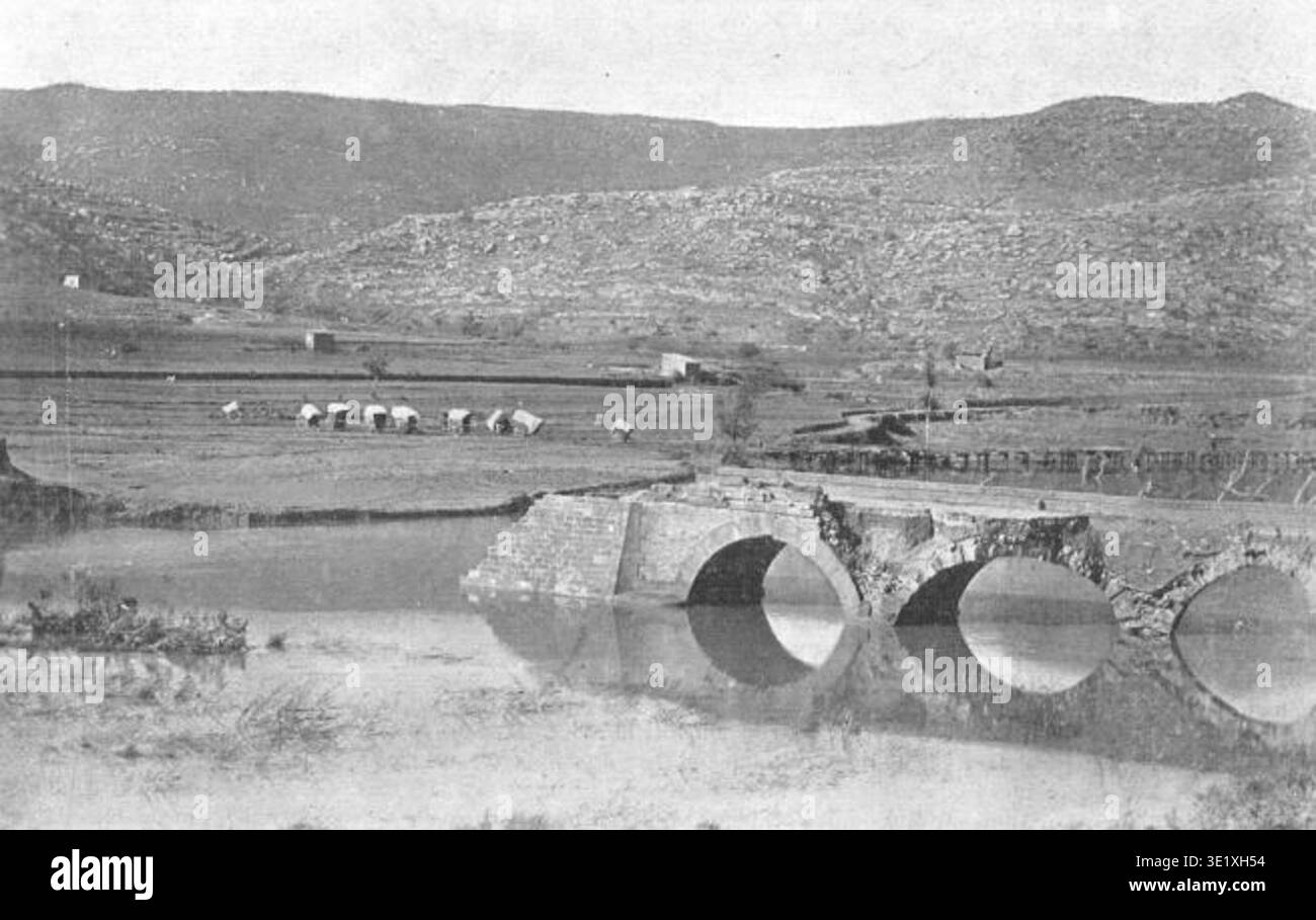 Aiguats de 1907 bezieht sich auf schwere Hochwasserereignisse, die 1907 Regionen Kataloniens heimsuchten und erhebliche Schäden an Infrastruktur und Siedlungen verursachten. Das Archivbild dokumentiert die zerstörte Brücke über den Fluss Llobregós bei Claverol, wie sie im November 1907 in der Zeitschrift La Ilustració Catalana veröffentlicht wurde. Stockfoto