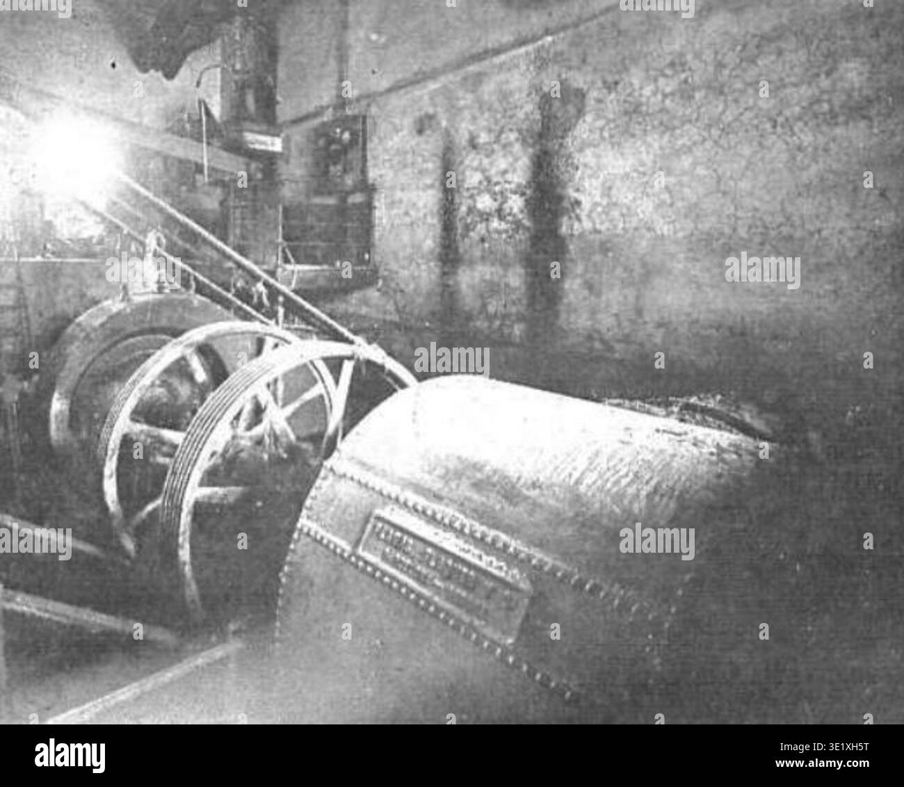 Adolf Mas i Ginestà (1861–1936) dokumentiert die Verwüstung der Überschwemmungen von 1907 in Súria und konzentriert sich dabei auf die Auswirkungen auf die Abadal-Fabrik. Dieses Foto ist Teil der Archivberichte in „La Ilustració Catalana“ (Nr. 231, 2. Auflage), die einen bedeutenden historischen Moment in Katalonien festhalten. Stockfoto