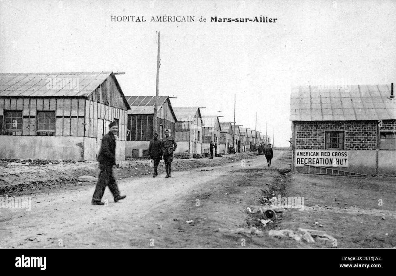 Das American Hospital of Mars-sur-Allier war ein medizinisches Lager in Mars-sur-Allier im französischen Département Nièvre während der letzten Jahre des Ersten Weltkriegs. Das Archivbild erfasst die Kasernenstrukturen des Krankenhauslagers um 1918–1919 von einer fotografischen Postkarte ohne Verleger. Der historische Fotodruck dokumentiert die Anordnung der Gebäude der medizinischen Einrichtung. Stockfoto