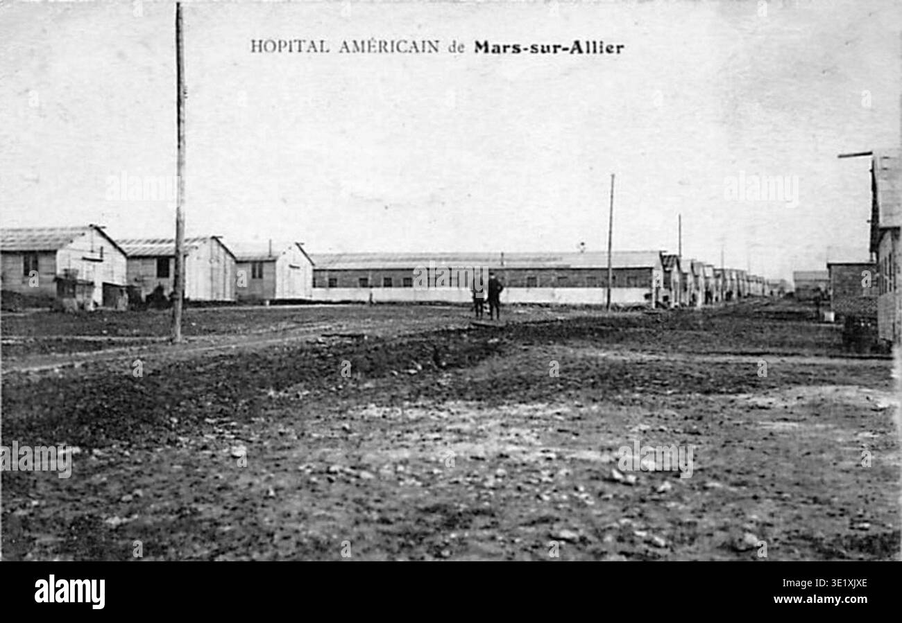 Das American Hospital of Mars-sur-Allier war eine medizinische Einrichtung aus dem Ersten Weltkrieg, die in Mars-sur-Allier im französischen Departement Nièvre errichtet wurde. Der Archivfotograf dokumentiert die Kasernen des Krankenhauslagers um 1918–1919 in einer fotografischen Postkarte ohne Namensgeber. Der historische Fotodruck bewahrt die Strukturen, die für die medizinische Behandlung und Unterbringung während des Krieges verwendet wurden. Stockfoto