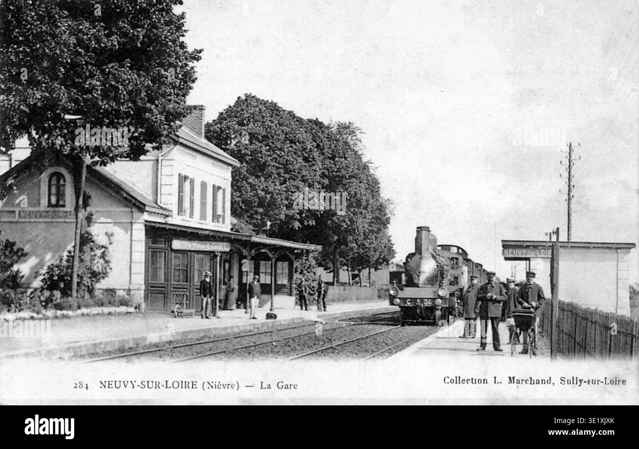 Diese Fotografie aus der Zeit um 1900 zeigt das Innere des Bahnhofs Neuvy-sur-Loire mit einem ankommenden Personenzug, der von einer PLM-C-Lokomotive Nr. 36 gezogen wird. Das Bild ist Teil der Sammlung L. Marchand, die das französische Eisenbahnsystem aus dem frühen 20. Jahrhundert und die legendären Dampflokomotiven aus dieser Zeit zeigt. Stockfoto