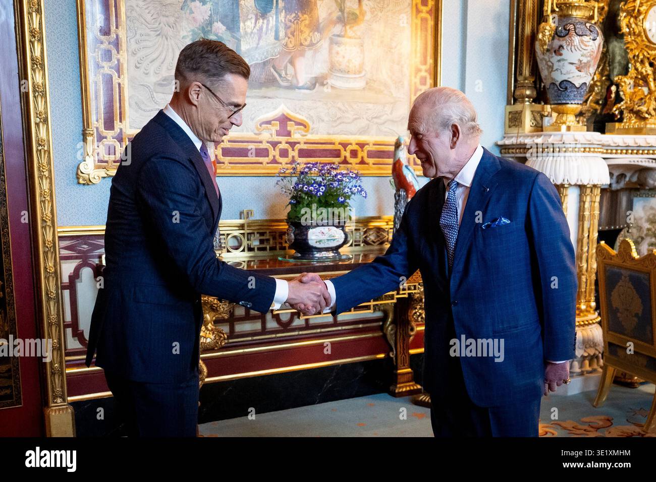 König Karl III. Hält eine Audienz mit dem finnischen Präsidenten Alexander Stubb im Buckingham Palace in London. Bilddatum: Dienstag, 17. März 2026. Stockfoto