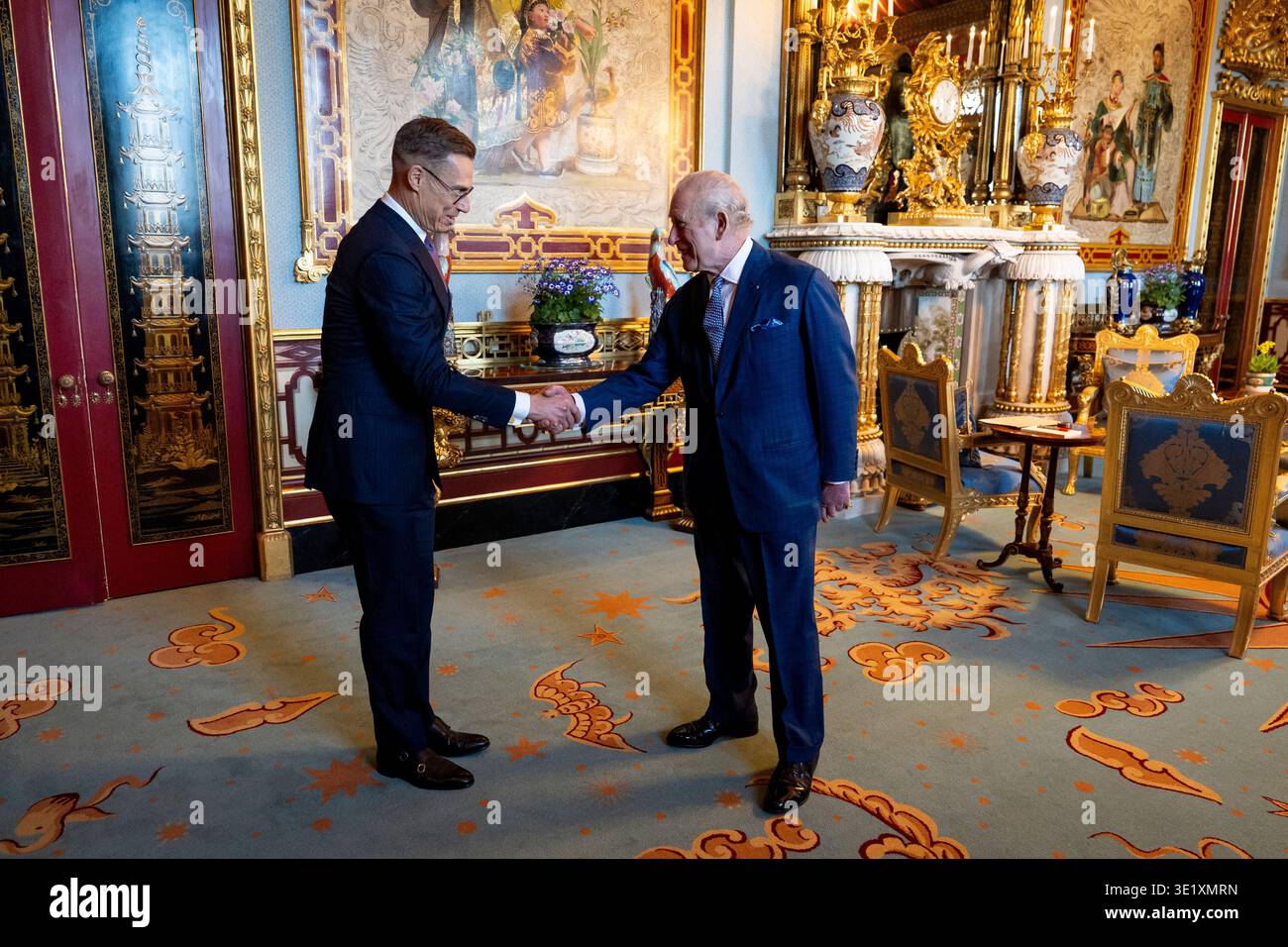 König Karl III. Hält eine Audienz mit dem finnischen Präsidenten Alexander Stubb im Buckingham Palace in London. Bilddatum: Dienstag, 17. März 2026. Stockfoto