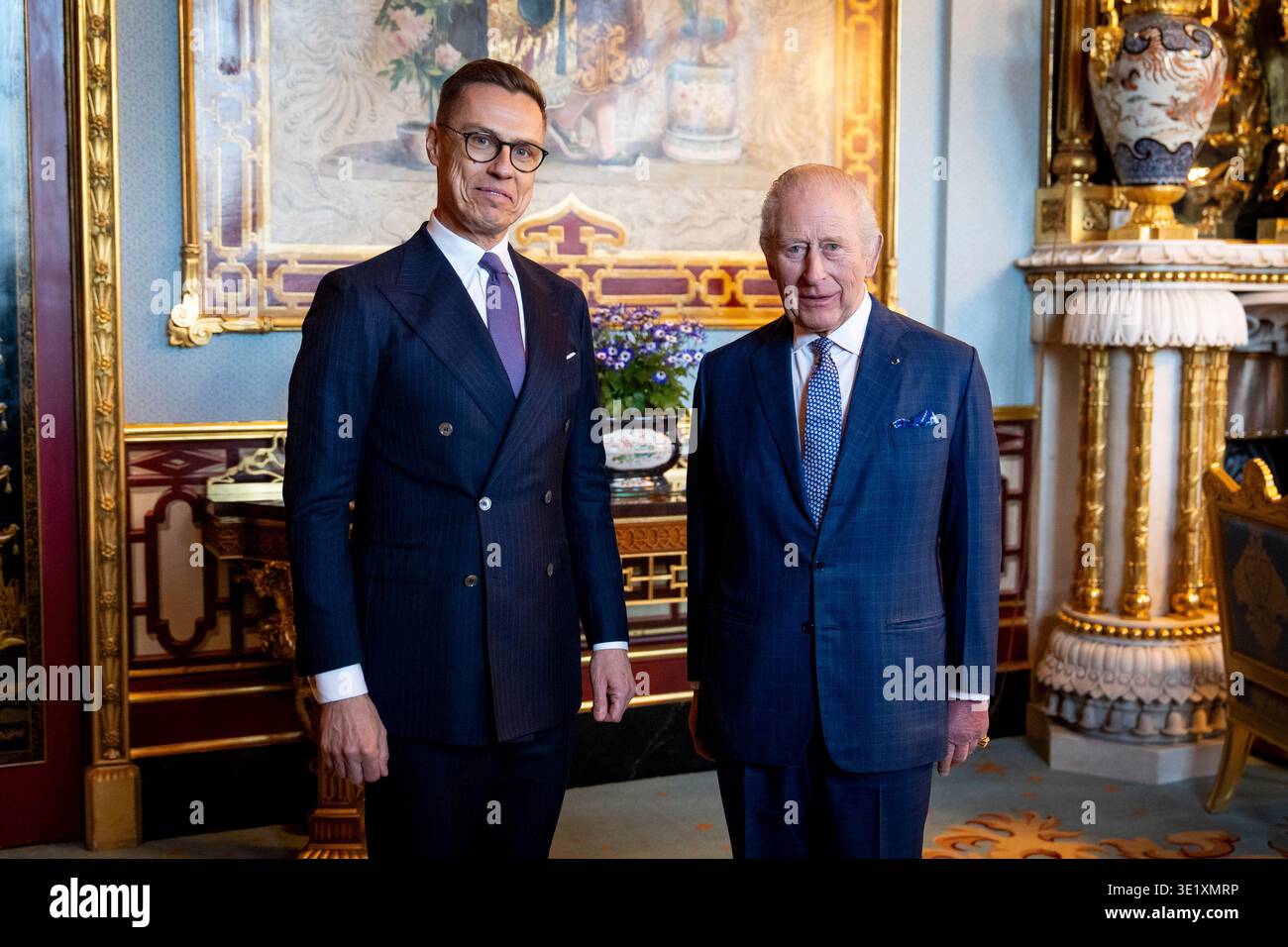 König Karl III. Hält eine Audienz mit dem finnischen Präsidenten Alexander Stubb im Buckingham Palace in London. Bilddatum: Dienstag, 17. März 2026. Stockfoto