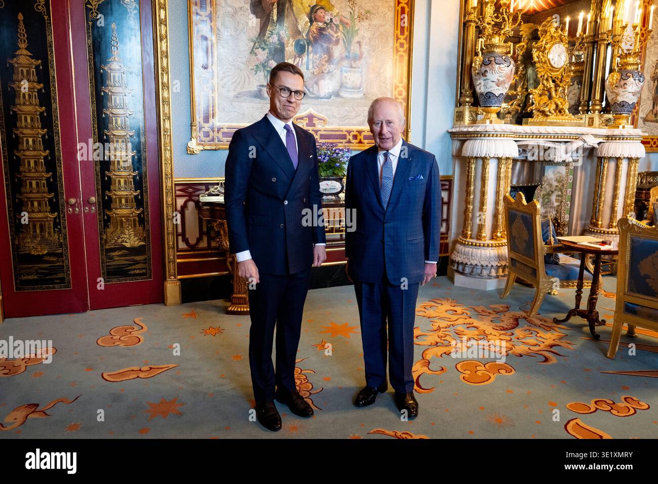 König Karl III. Hält eine Audienz mit dem finnischen Präsidenten Alexander Stubb im Buckingham Palace in London. Bilddatum: Dienstag, 17. März 2026. Stockfoto