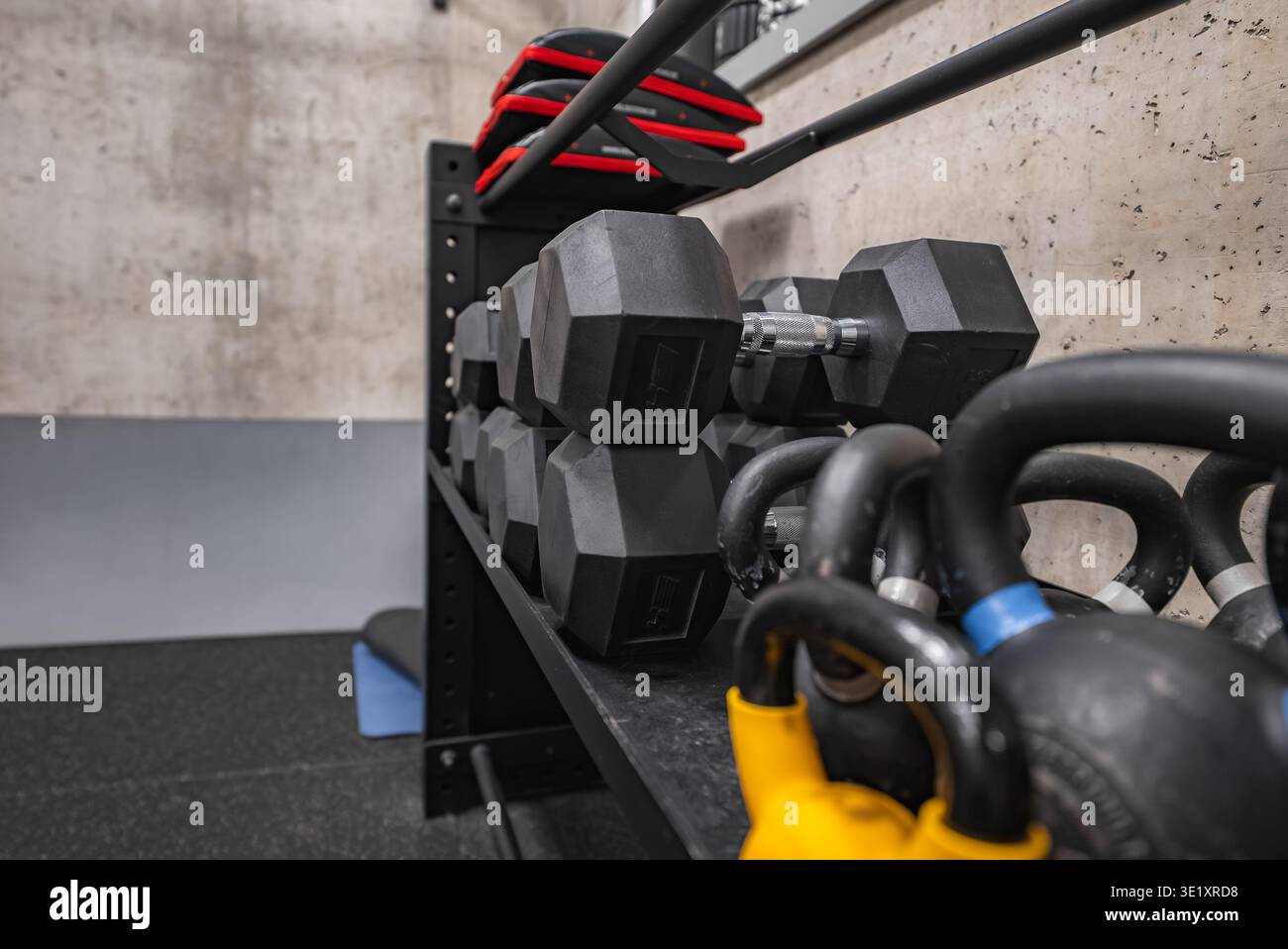 Fitnessraum mit Hanteln und Kettlebells im Dolomites Spa Stockfoto